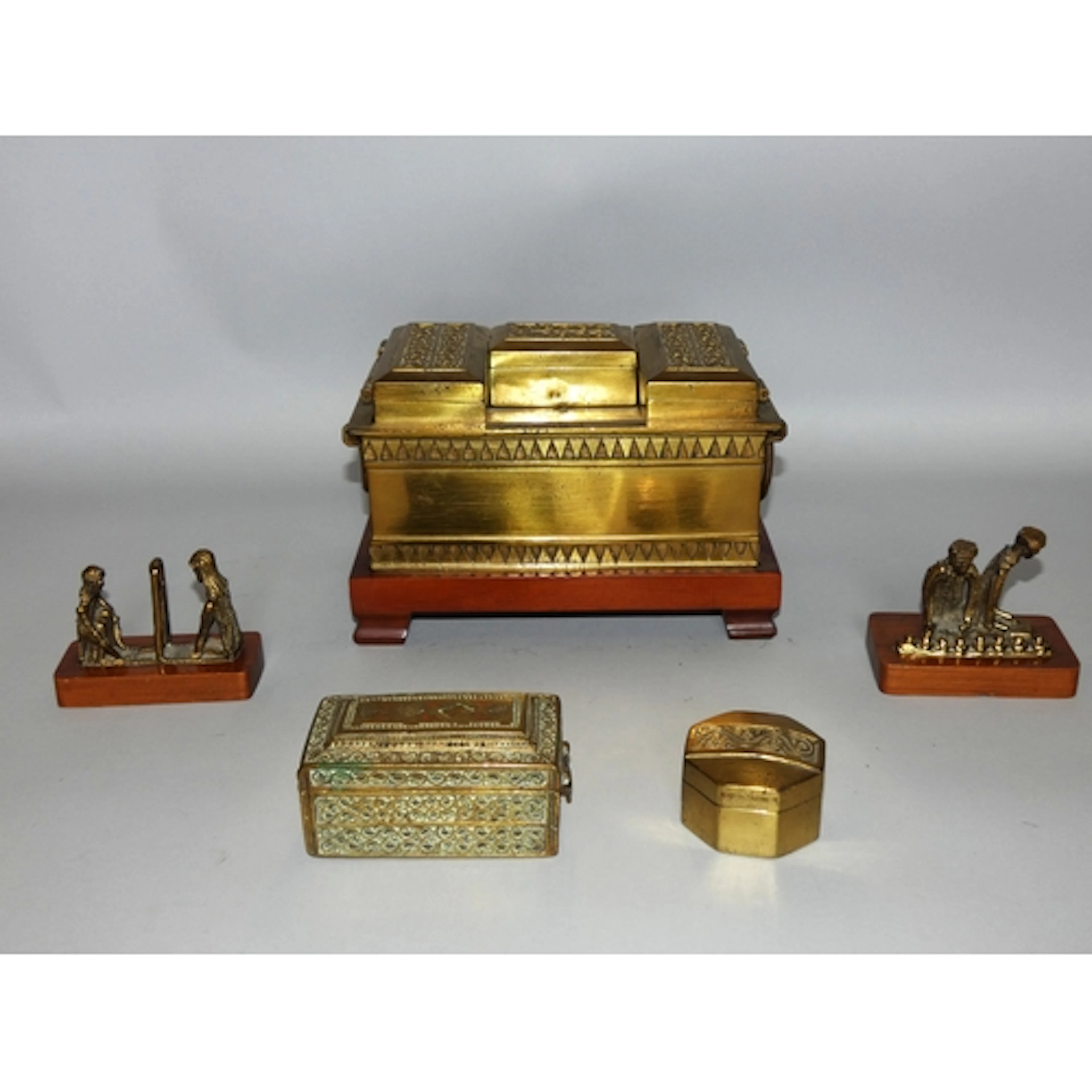 Group of South East Asian brass and metal collectables to in...