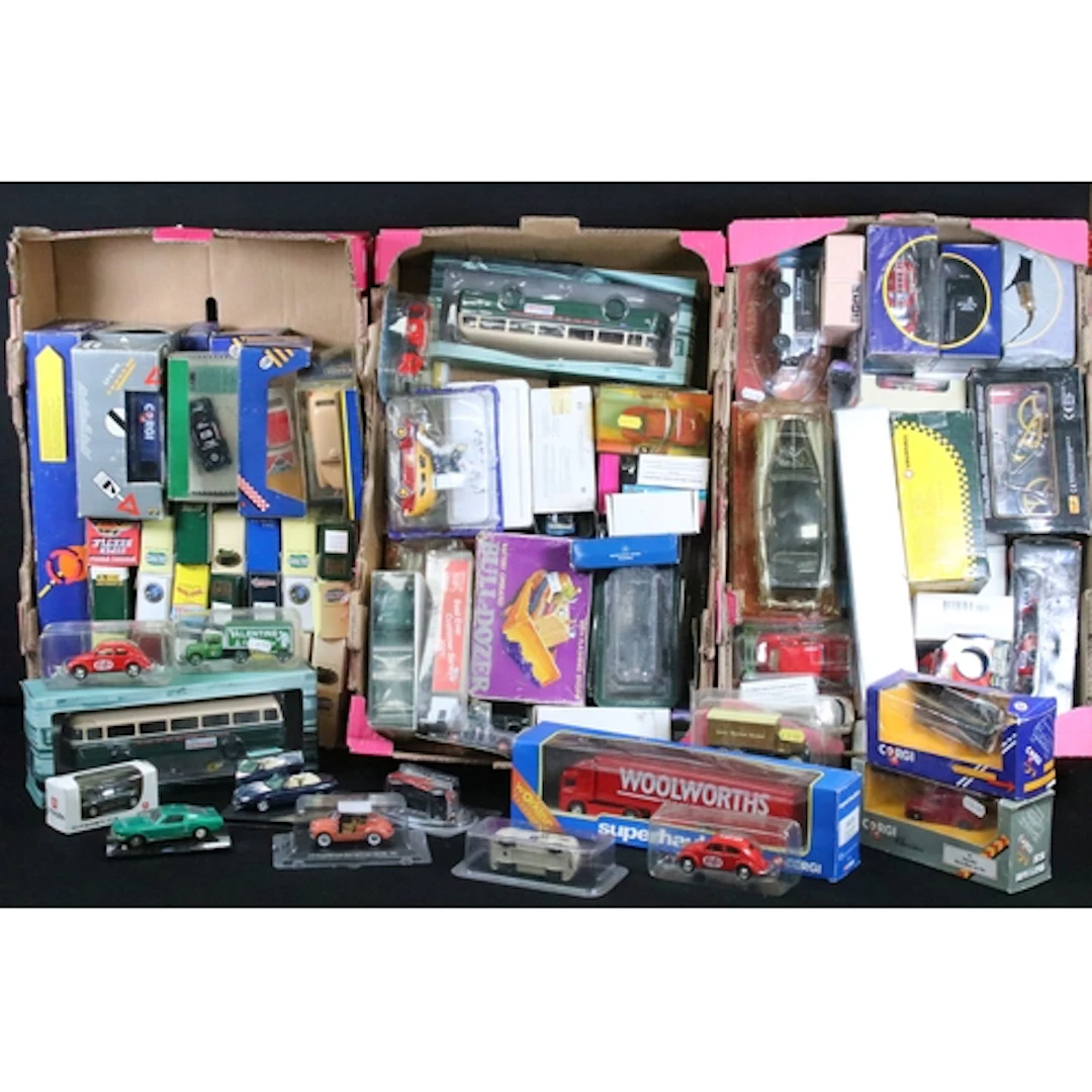 Around 100 boxed/carded/cased diecast models to include Lled...