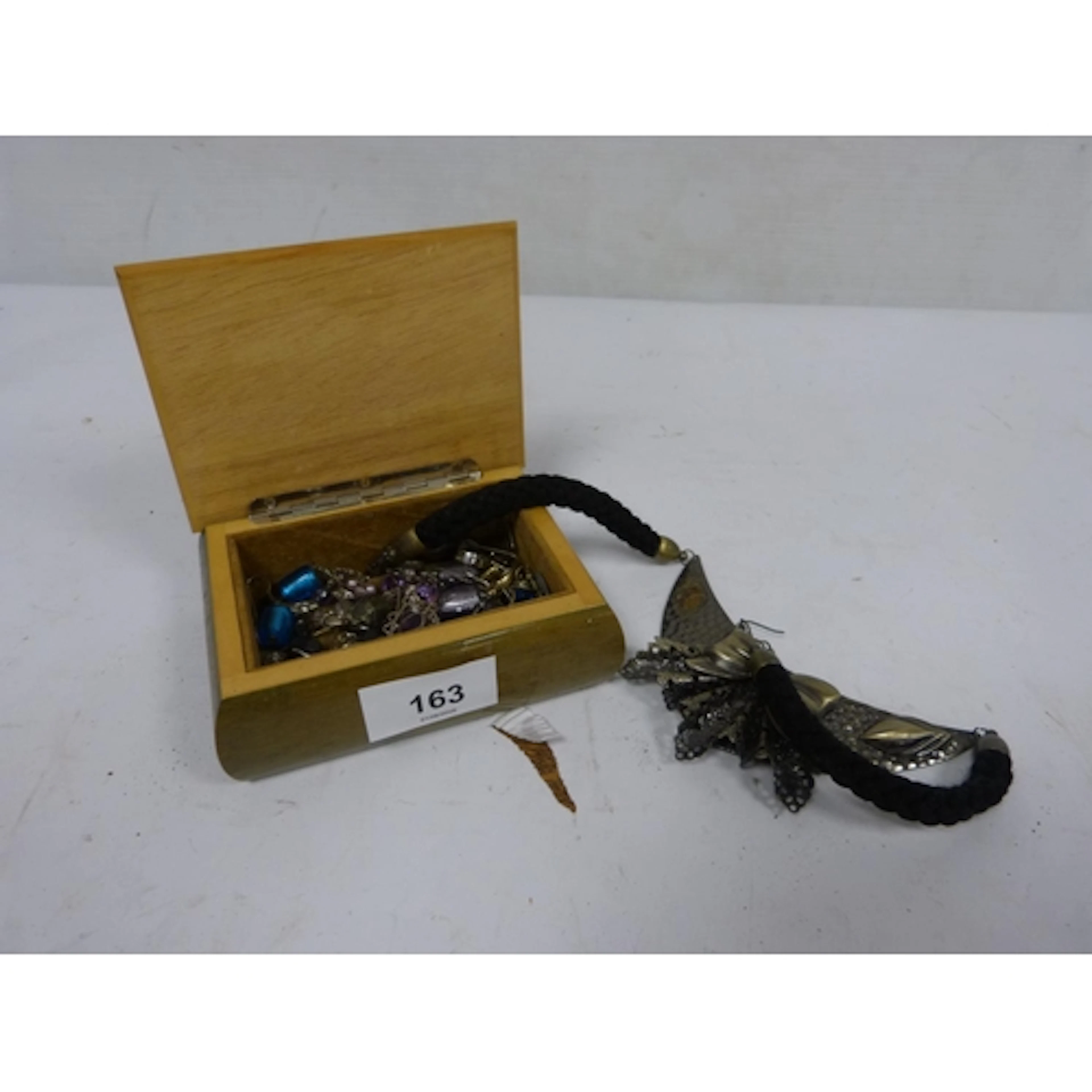 Bag of silver jewellery to include Jade Buddhist pendant etc...