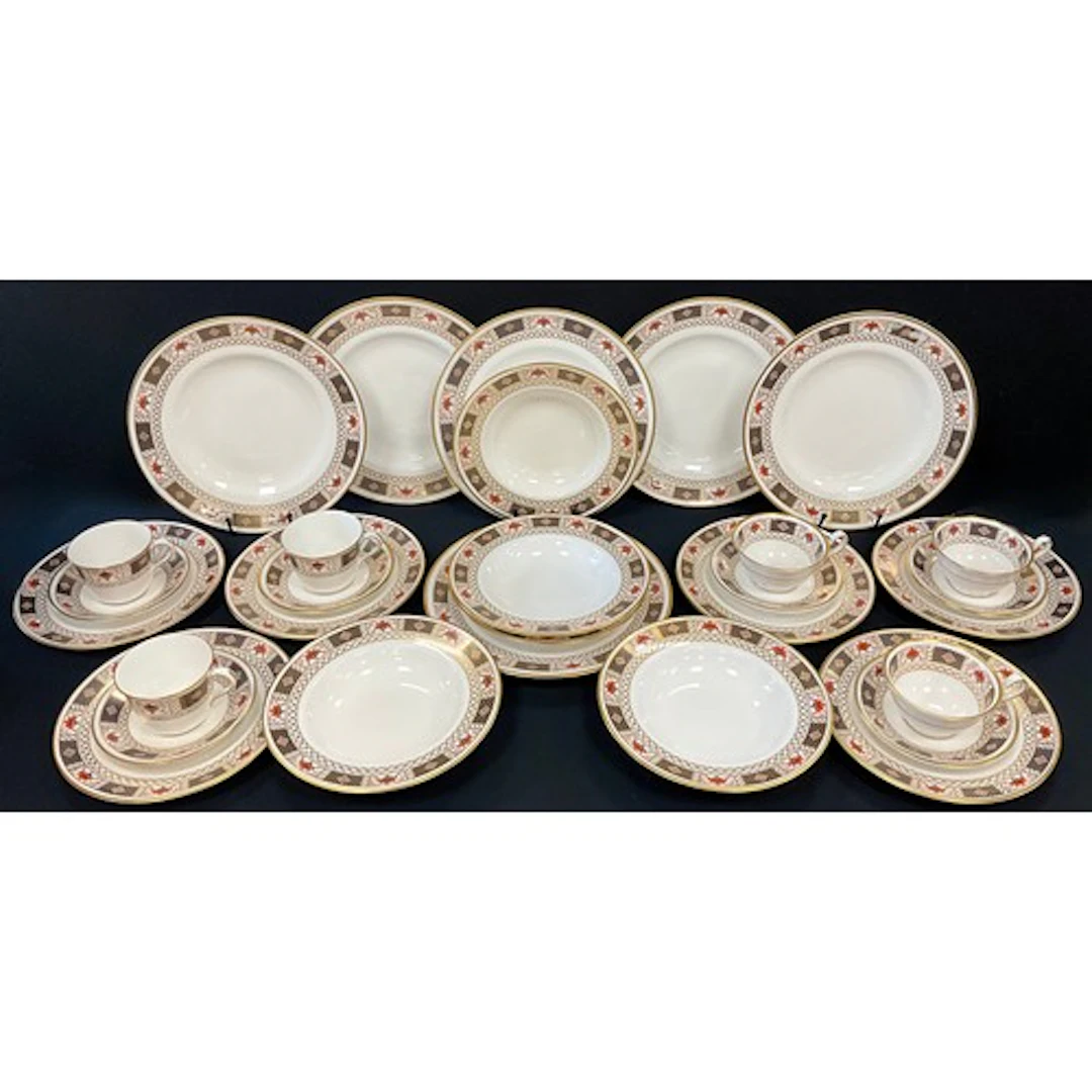 A Royal Crown Derby Derby Border pattern dinner and tea set ...