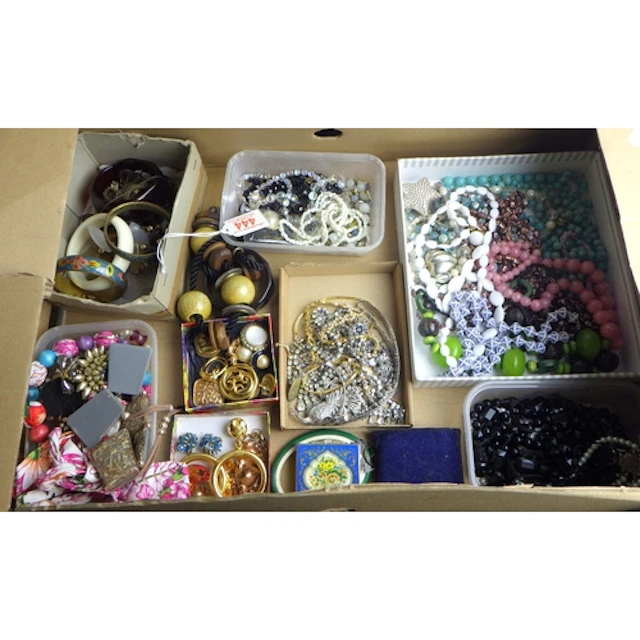 A qty of costume jewellery