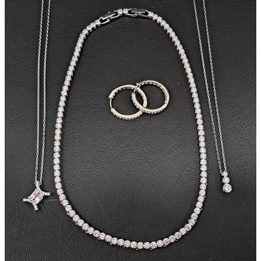 SELECTION OF SWAROVSKI JEWELLERY comprising a boxed crystal...