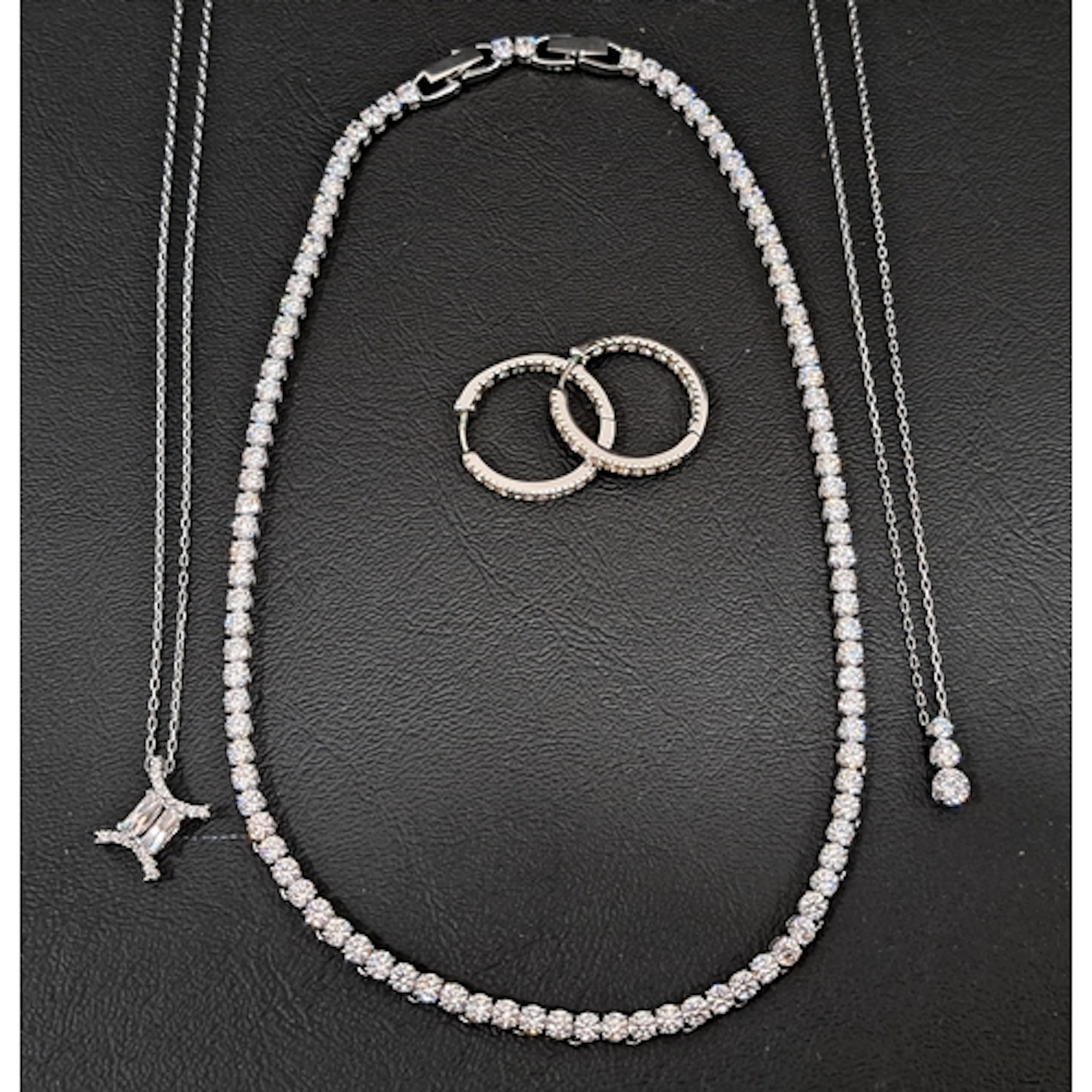 SELECTION OF SWAROVSKI JEWELLERY comprising a boxed crystal...