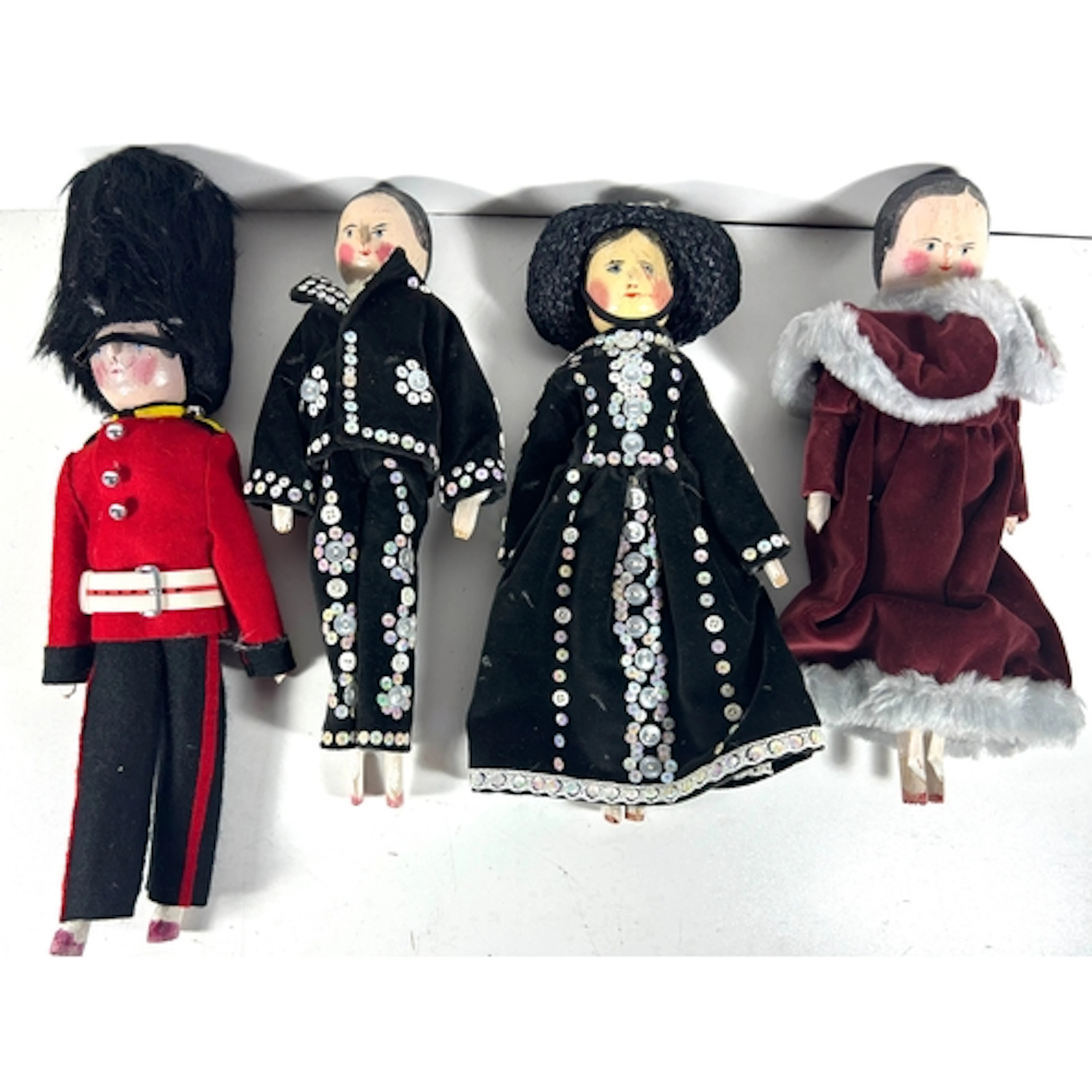 4x Vintage wooden peg dolls with painted faces, having woode...