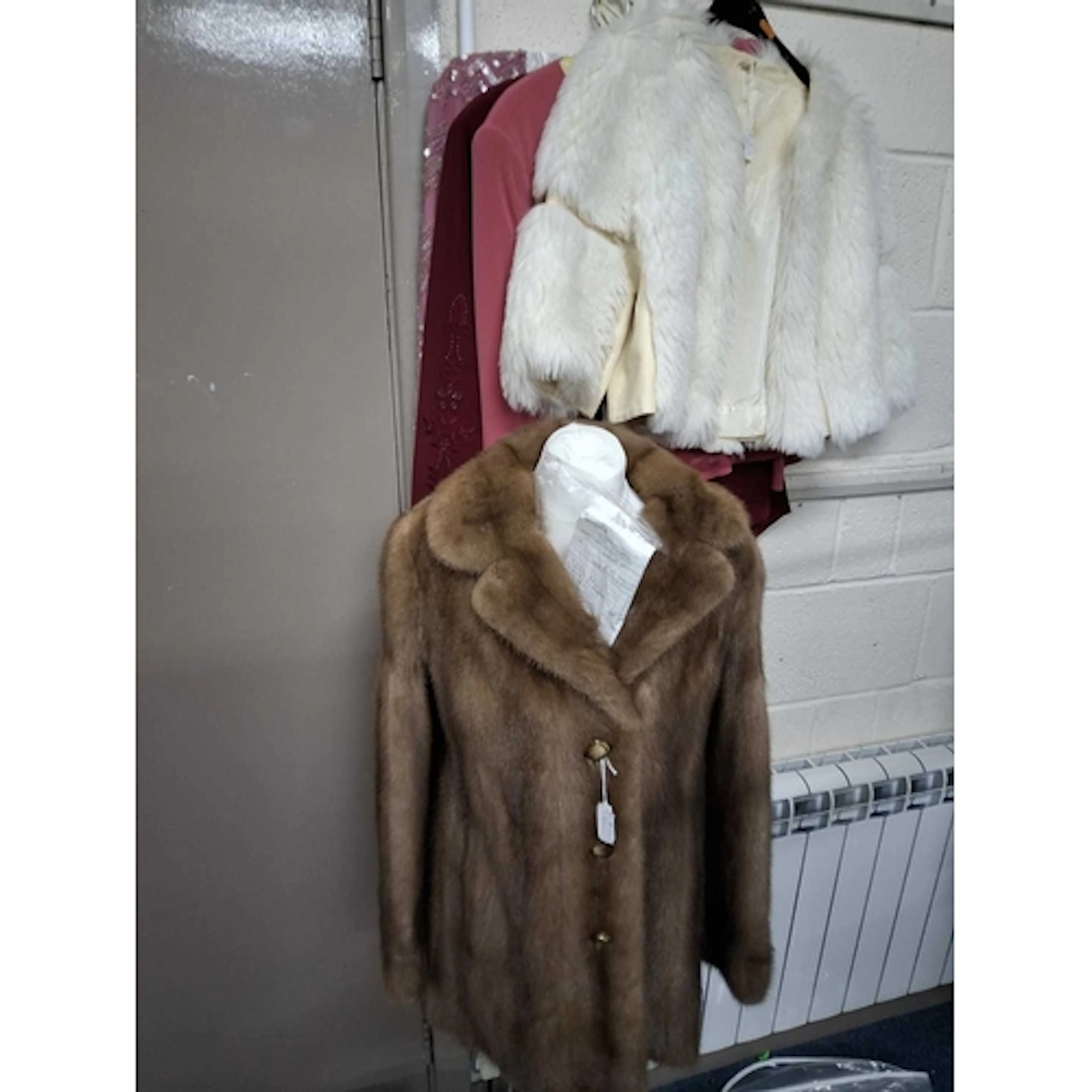 A GROUP OF LADIES' CLOTHING INCLUDING FURS, comprising a cre...