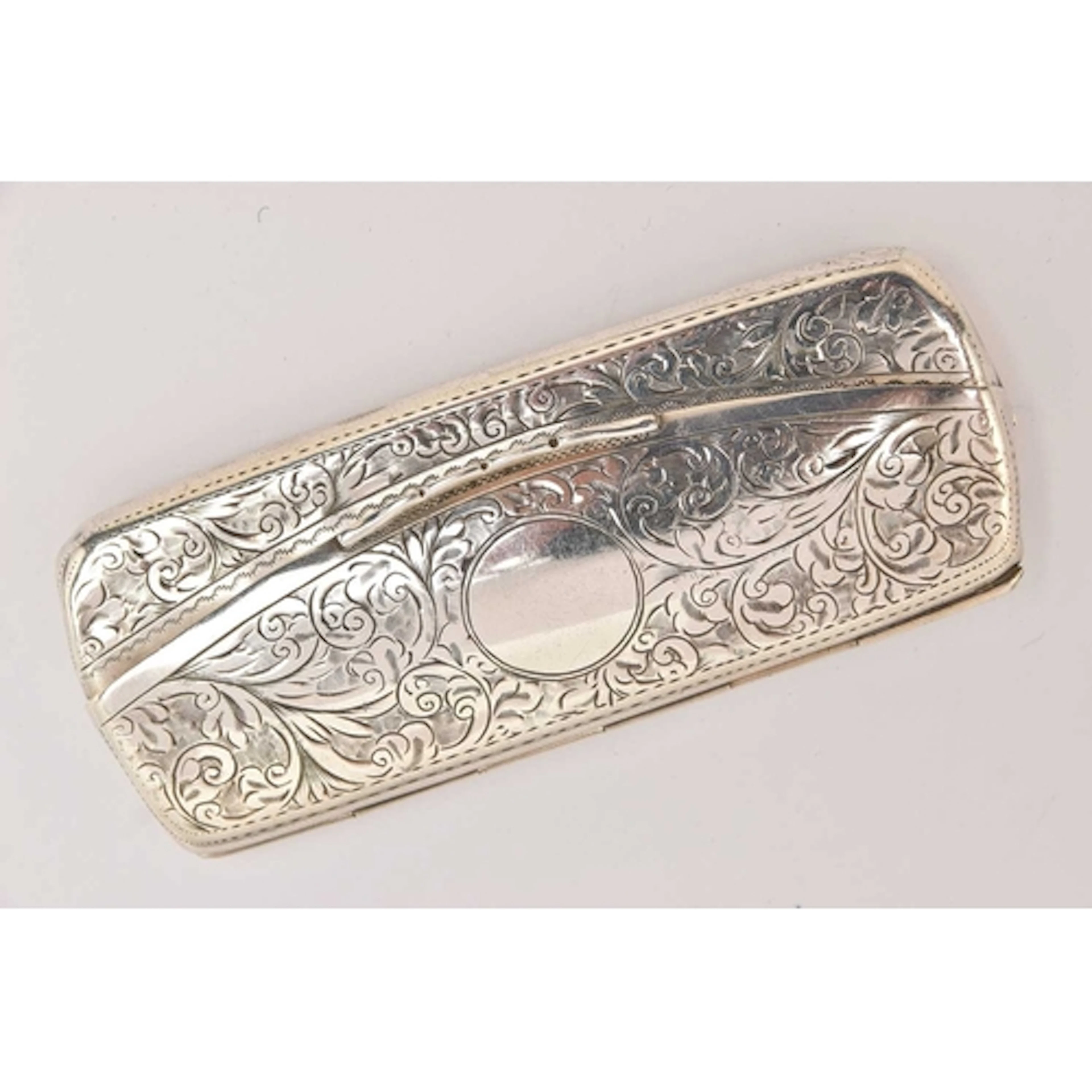 AN EARLY 20TH CENTURY SILVER GLASSES CASE, scrolling acanthu...