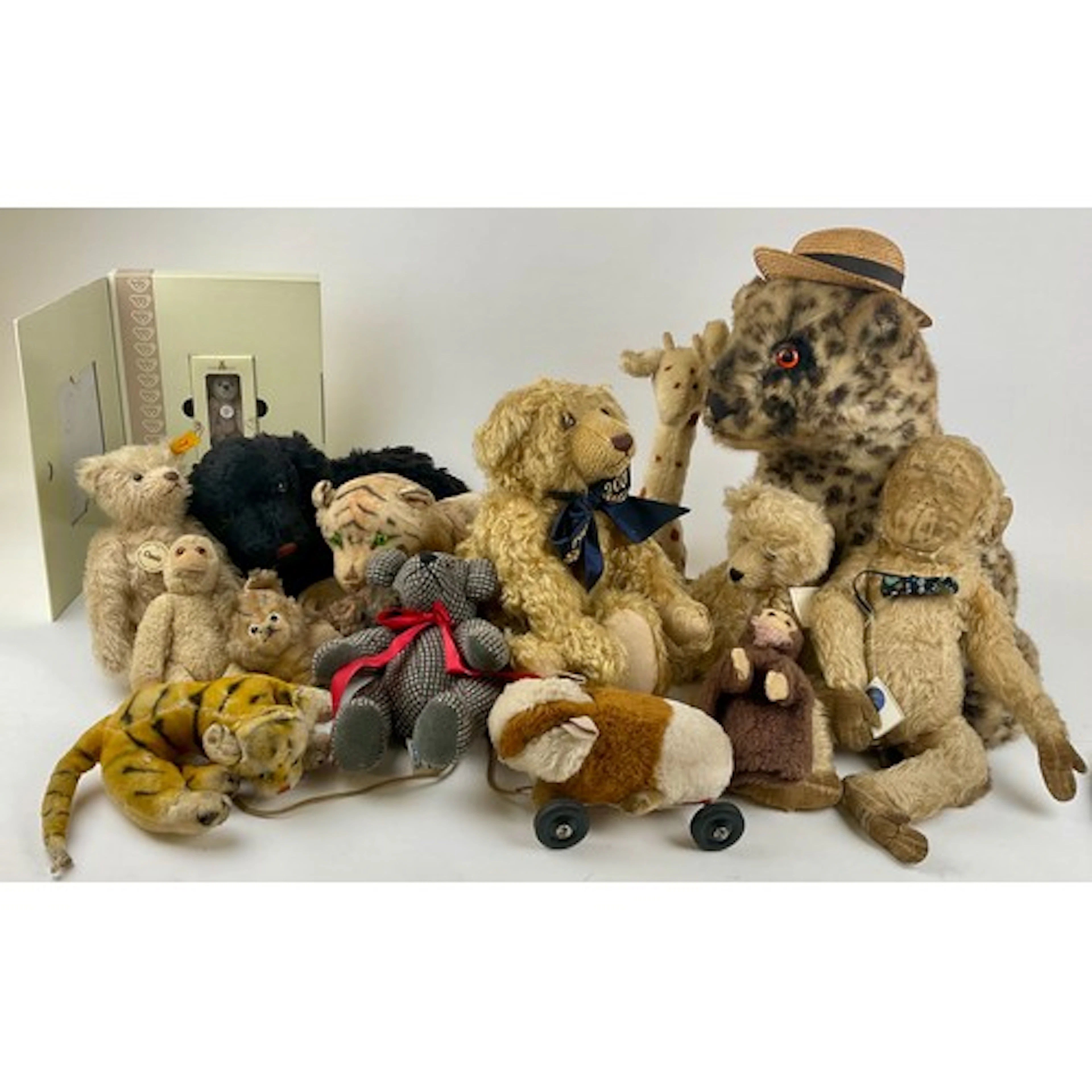 Teddy Bears - A quantity of 20th century stuffed animals to ...