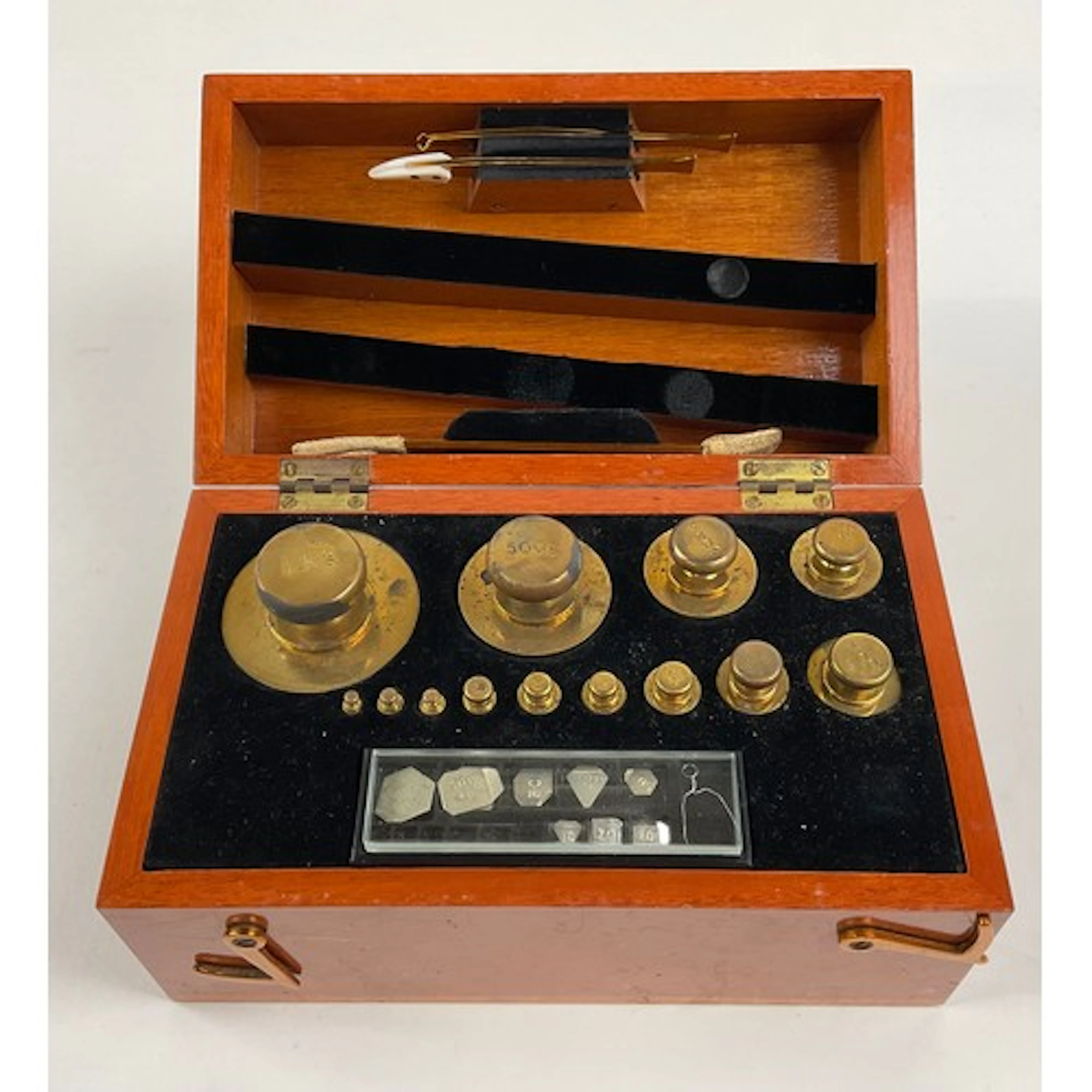 Apothecary Interest - a set of brass scientific weights, 1kg...
