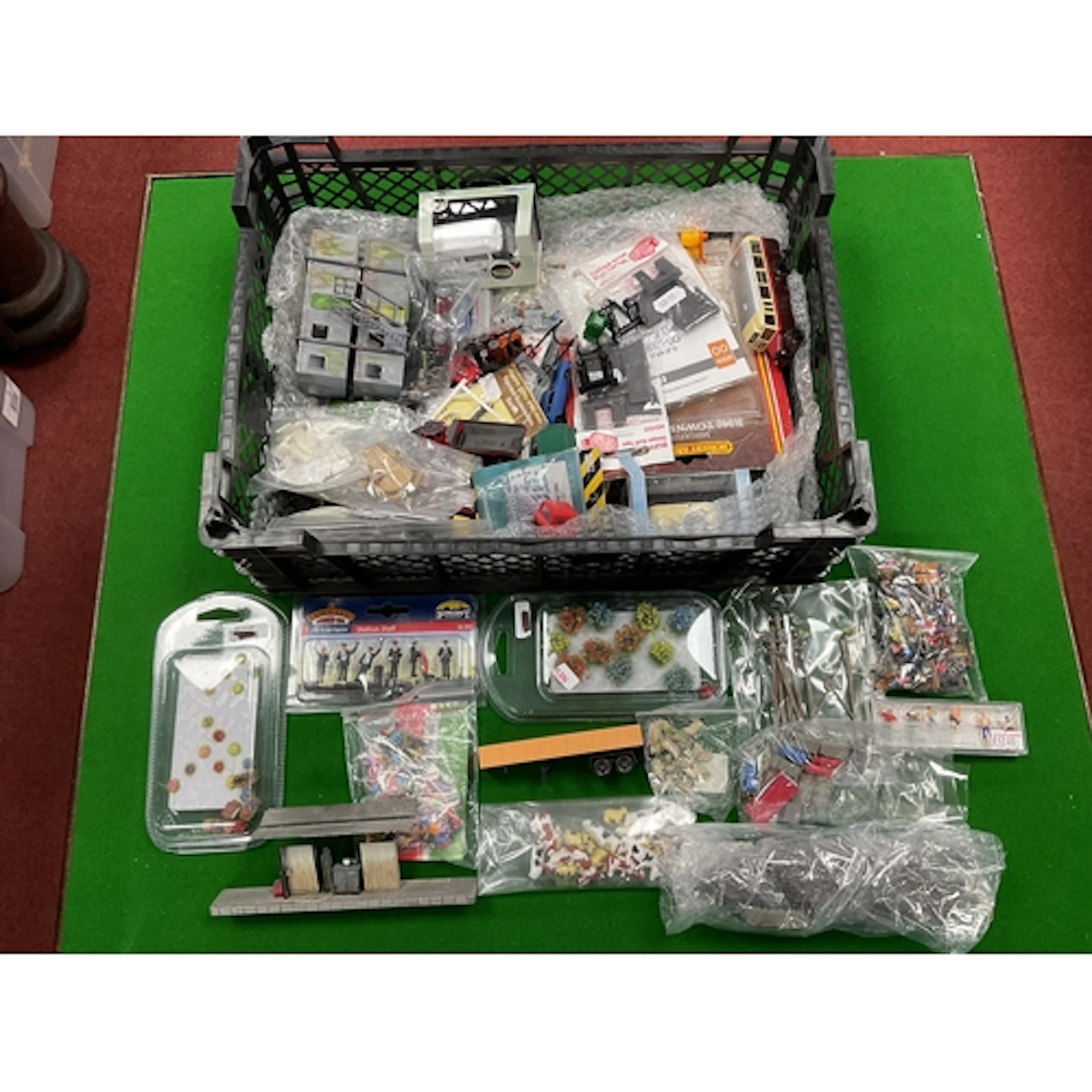 A quantity of 00/HO small accessories and scenic details, in...