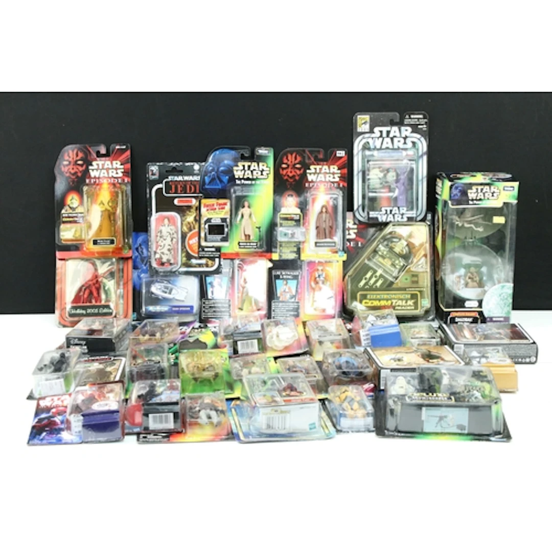 Star Wars - 34 Boxed / carded Star Wars figures and figure s...