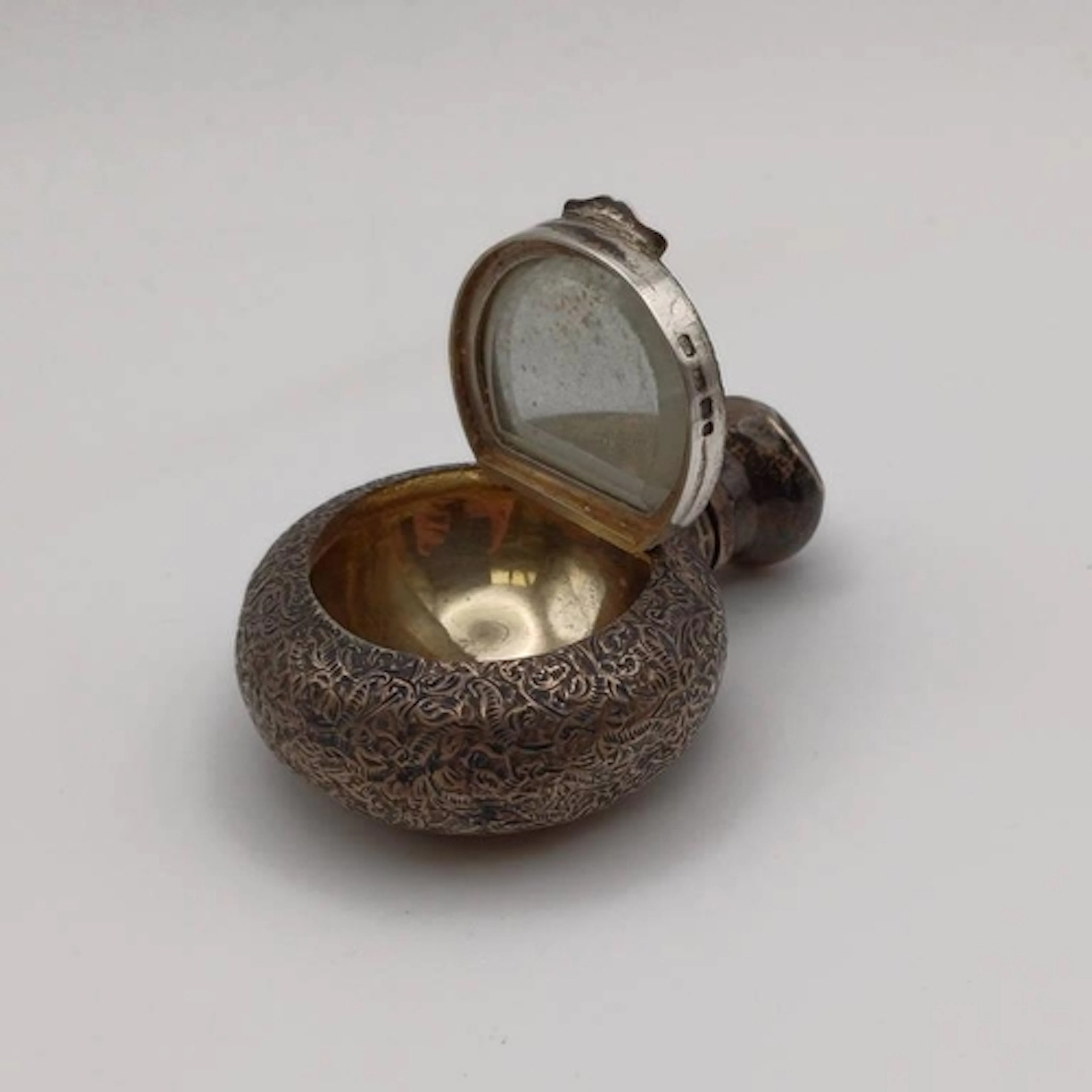 A VICTORIAN SILVER SCENT BOTTLE & COMPACT WITH ENGRAVED FOLI...