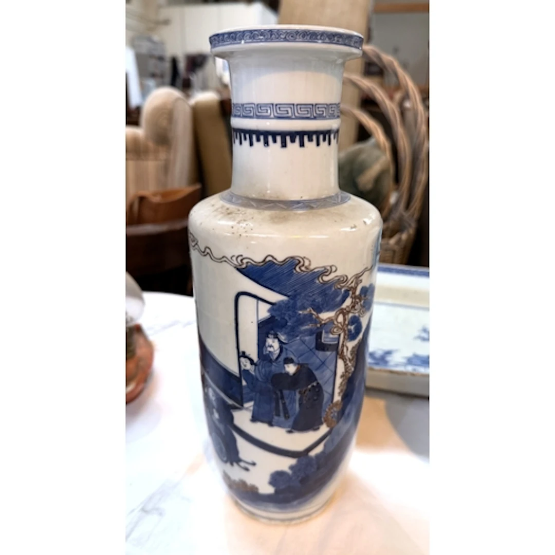 Three pieces of Chinese blue and white pottery: a rouleau va...