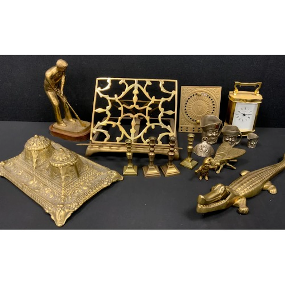 Brass - A brass figure of a golfer on a wooden base, 22cm hi...