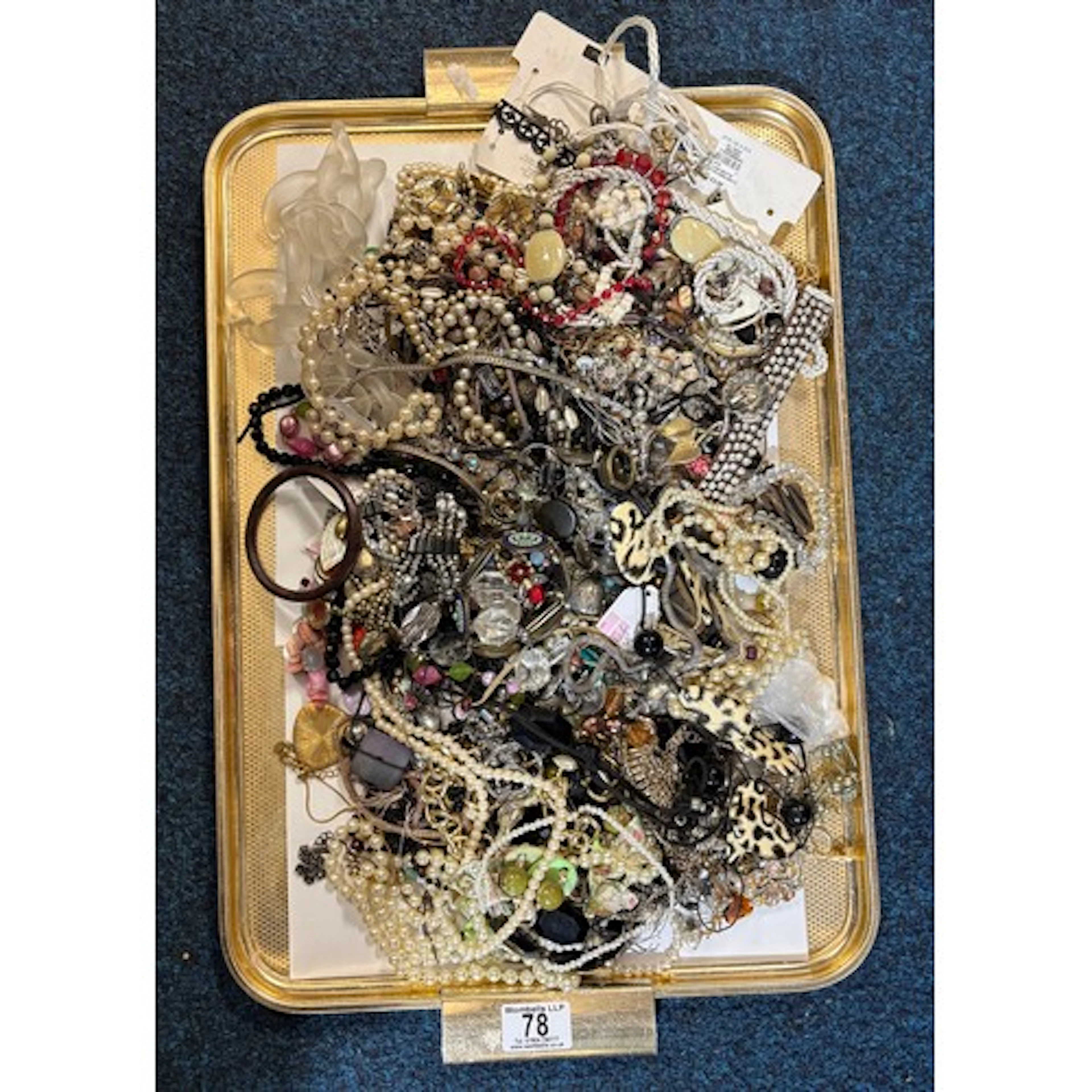 A qty of costume jewellery