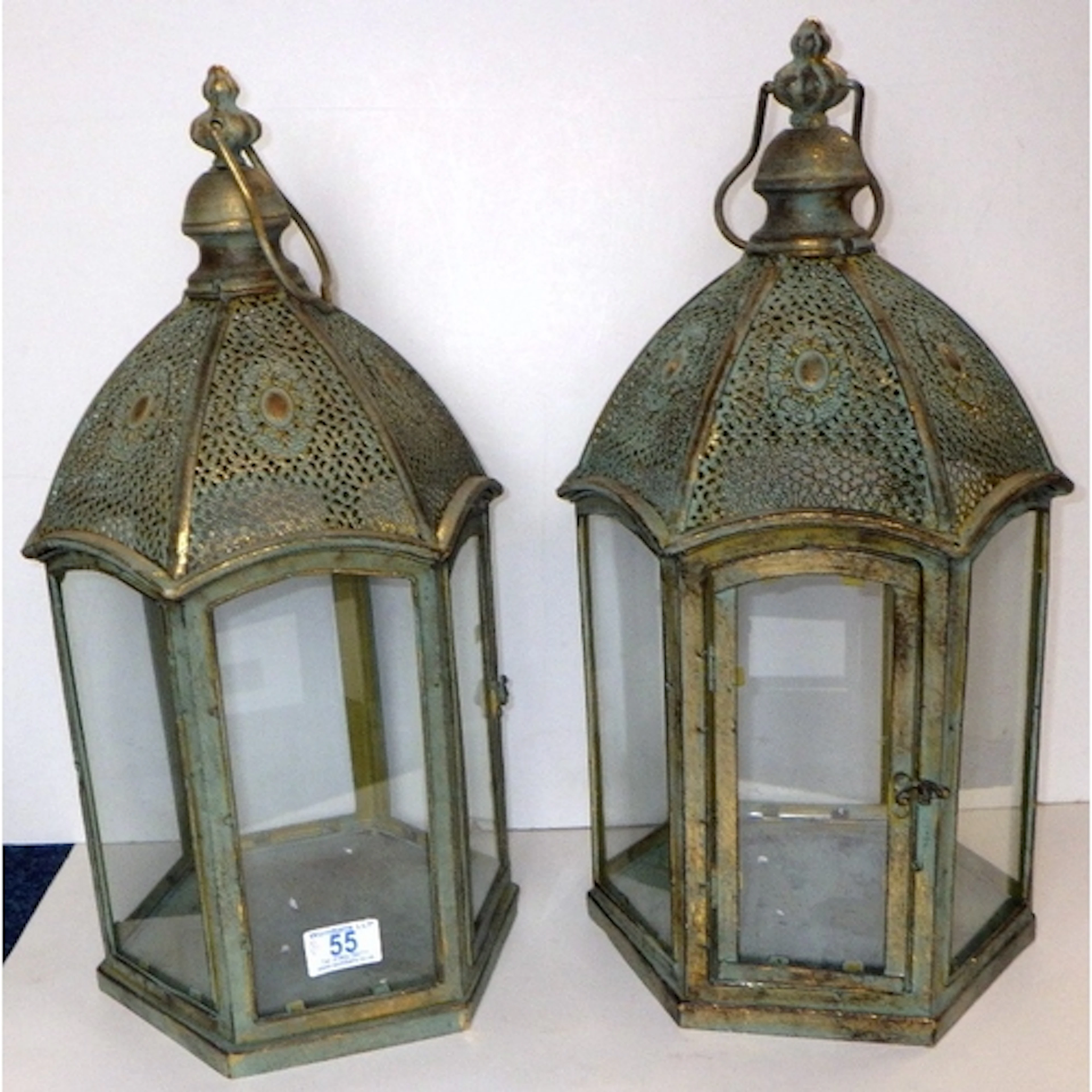 A pair of filigree hanging lanterns (2)