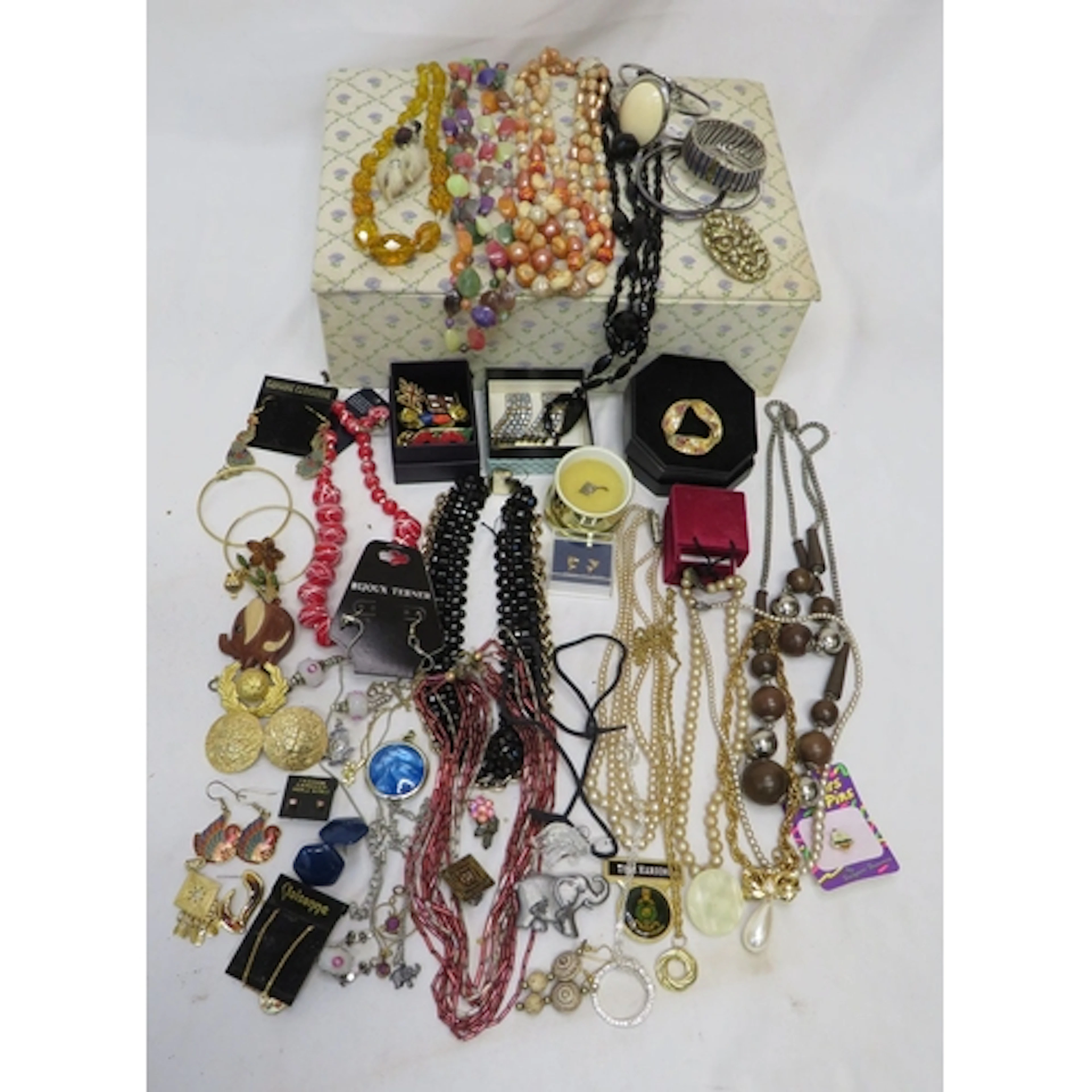 Costume Jewellery incl. wooden pendant in the form of an ele...