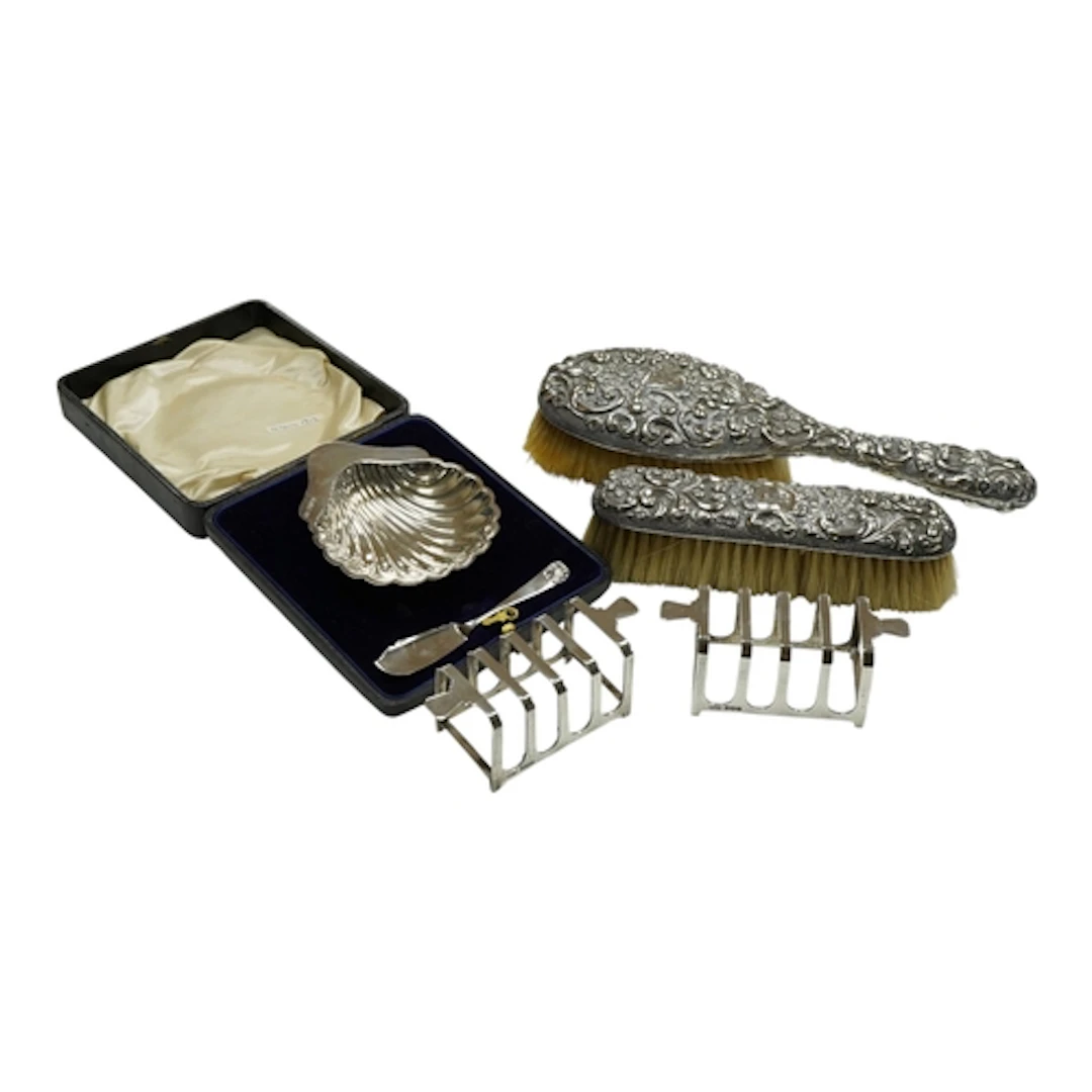 A George V cased silver butter shell and knife, a pair of Ar...
