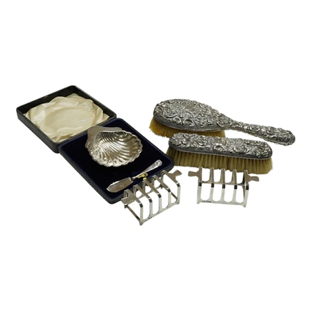A George V cased silver butter shell and knife, a pair of Ar...