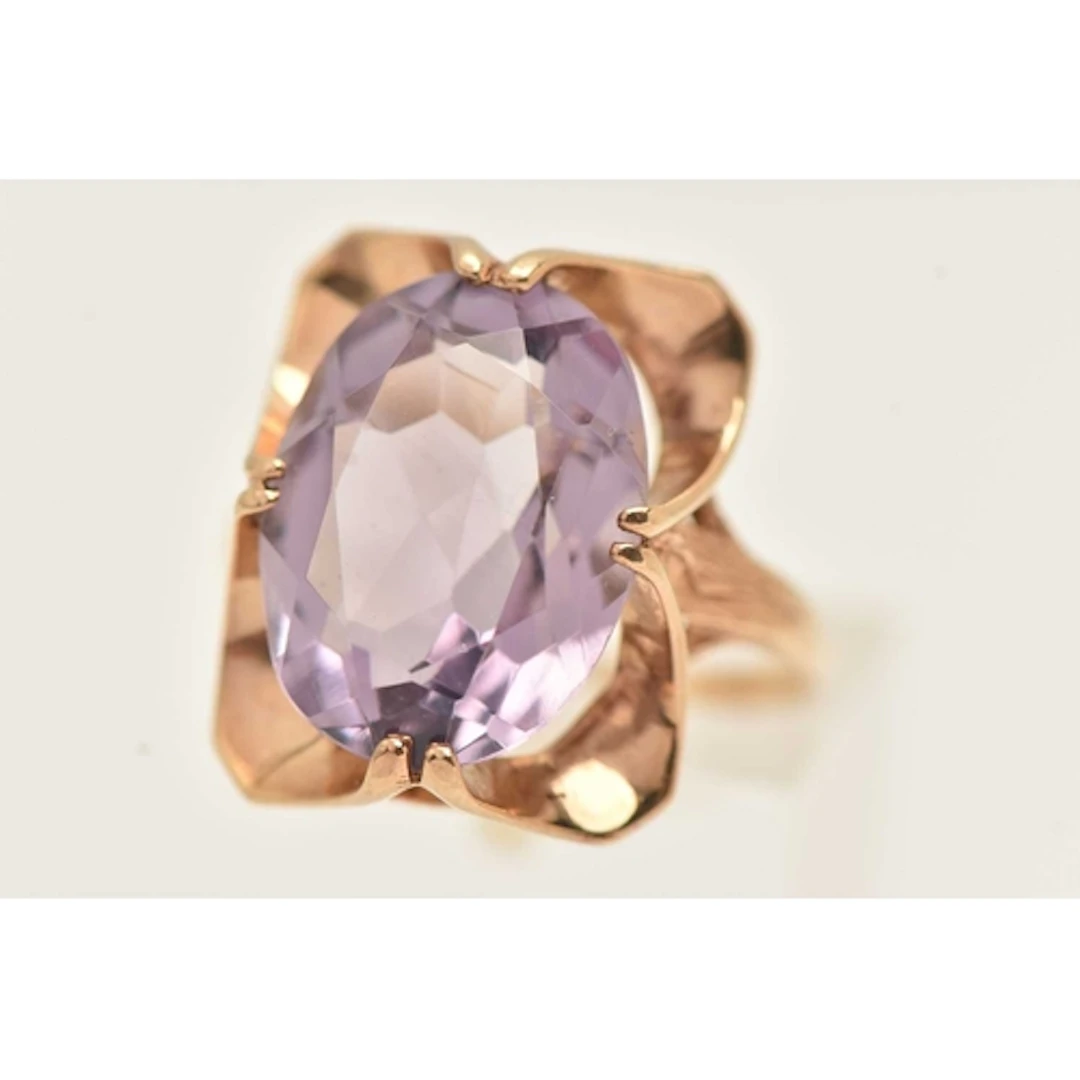 A 9CT YELLOW GOLD DRESS RING, an oval cut light purple ameth...
