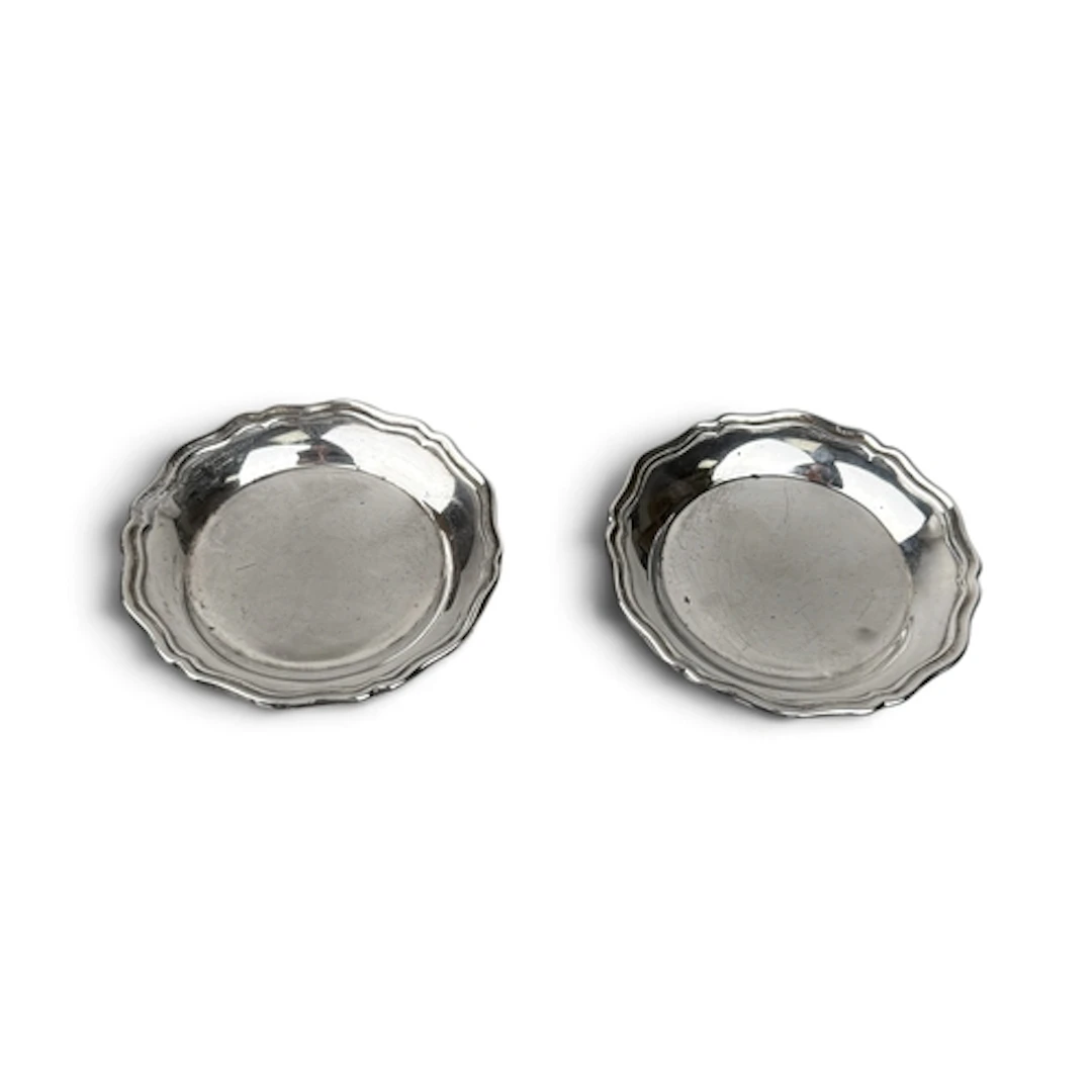 A PAIR OF SILVER COASTERS Total weight: 124gms