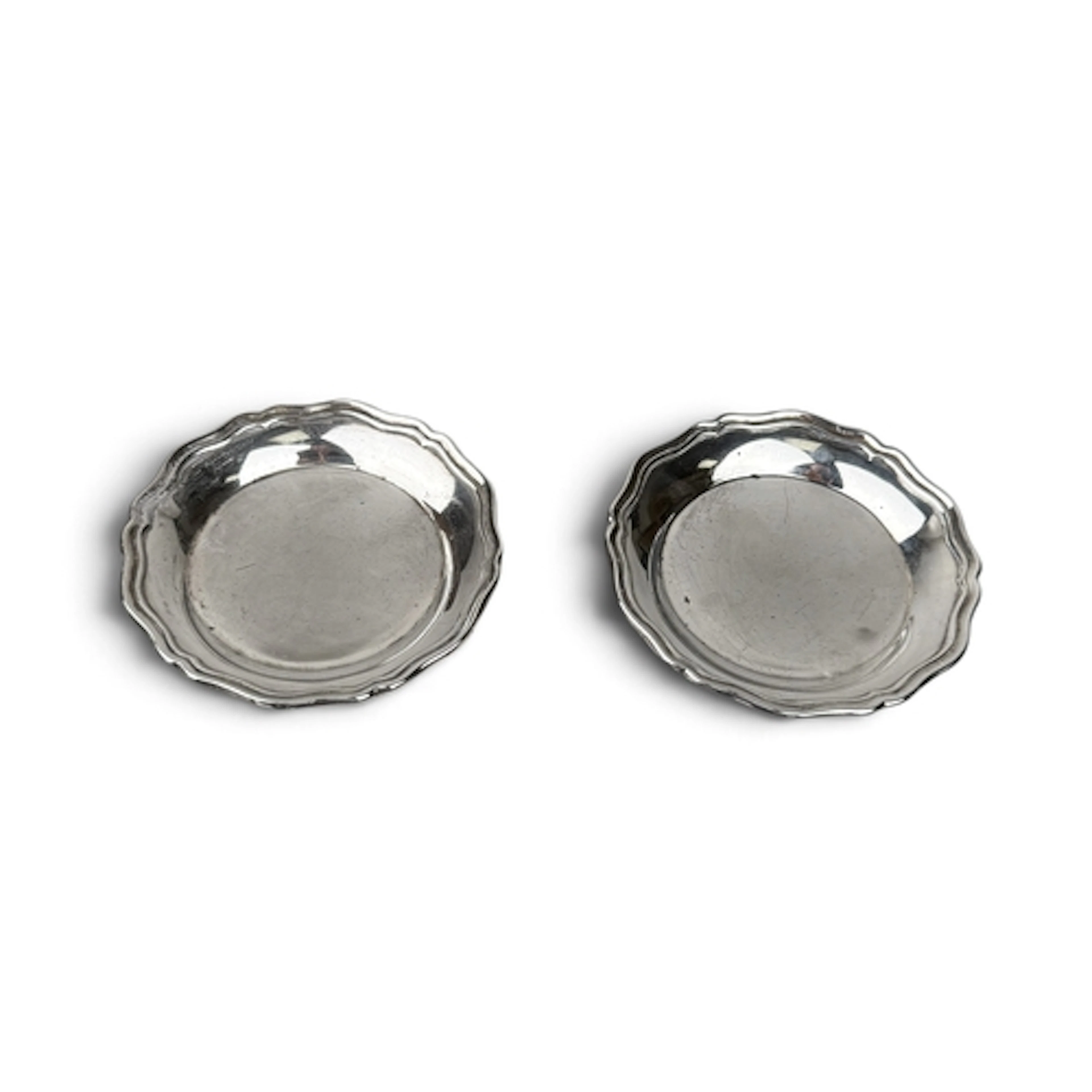 A PAIR OF SILVER COASTERS Total weight: 124gms