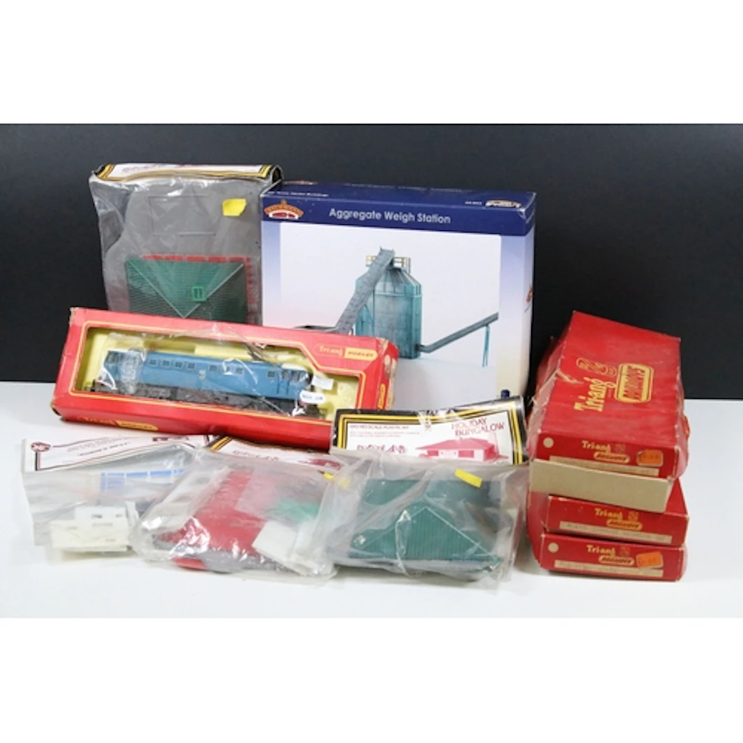 Collection of OO gauge to include boxed Triang Hornby R753 E...