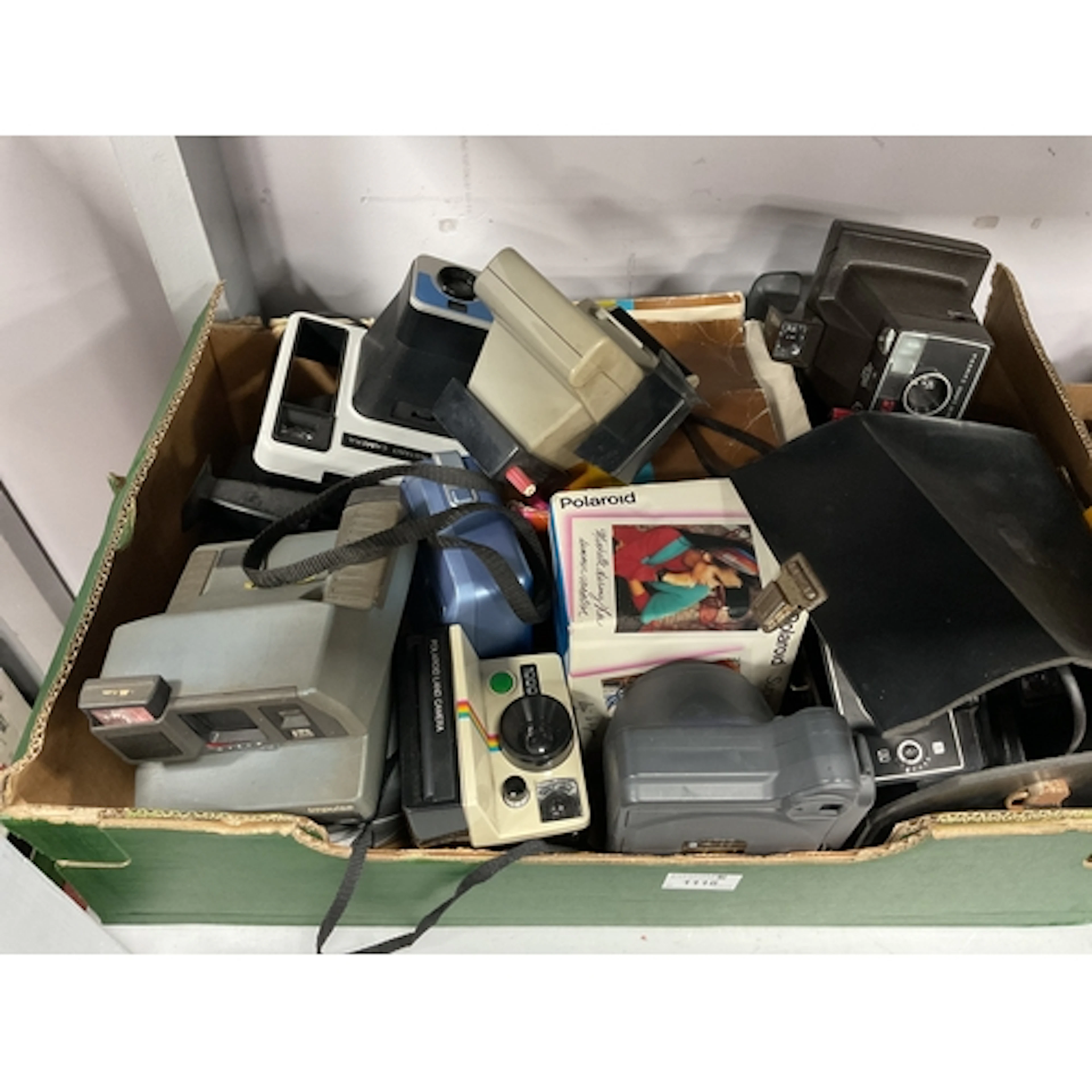 A large collection of Polaroid cameras to include EK1, 1000 ...