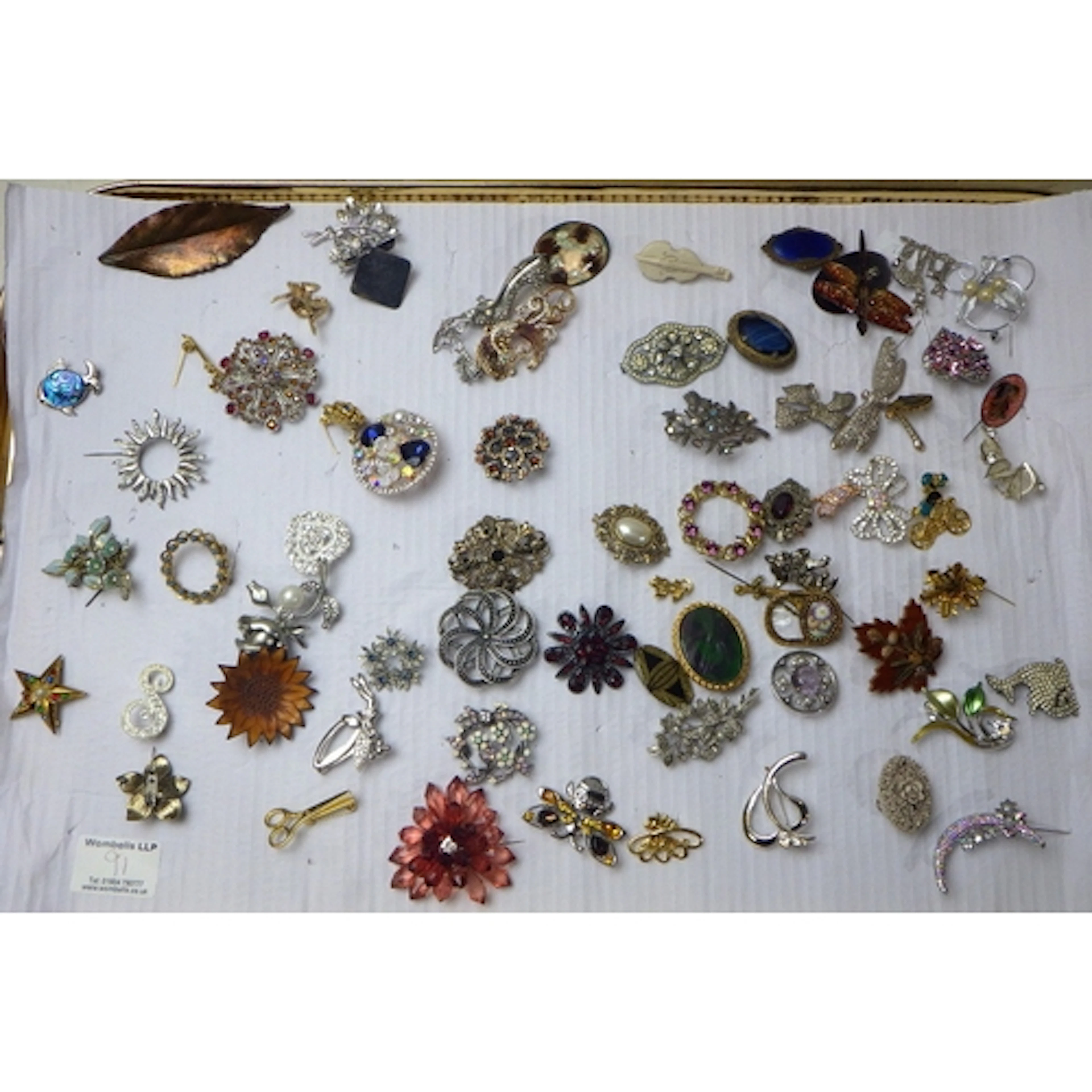 A qty of costume jewellery brooches