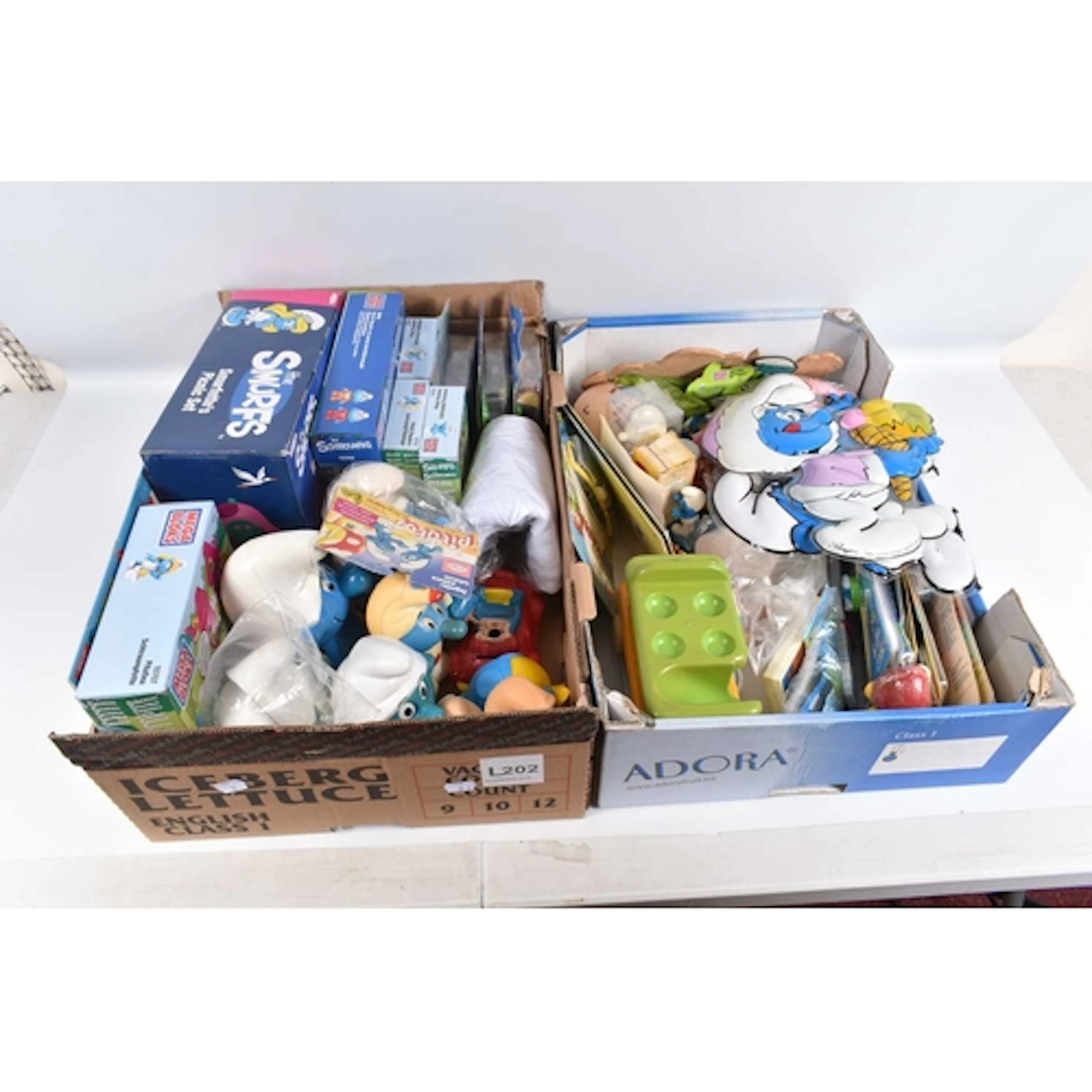 AN ASSORTED COLLECTION OF SMURF TOYS AND SMURF BRANDED ITEMS...