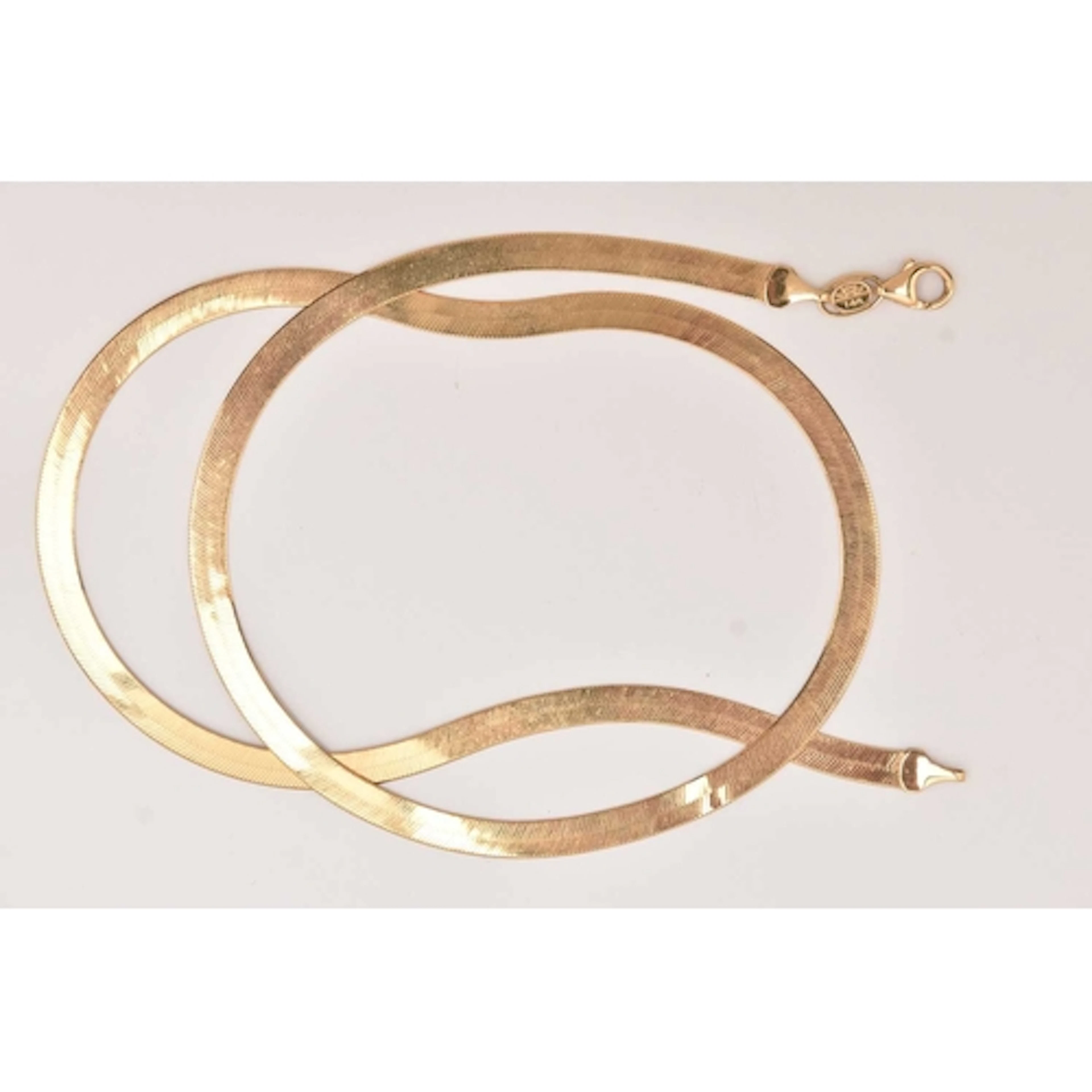 A YELLOW METAL FLAT ARTICULATED CHAIN NECKLACE, fitted with ...
