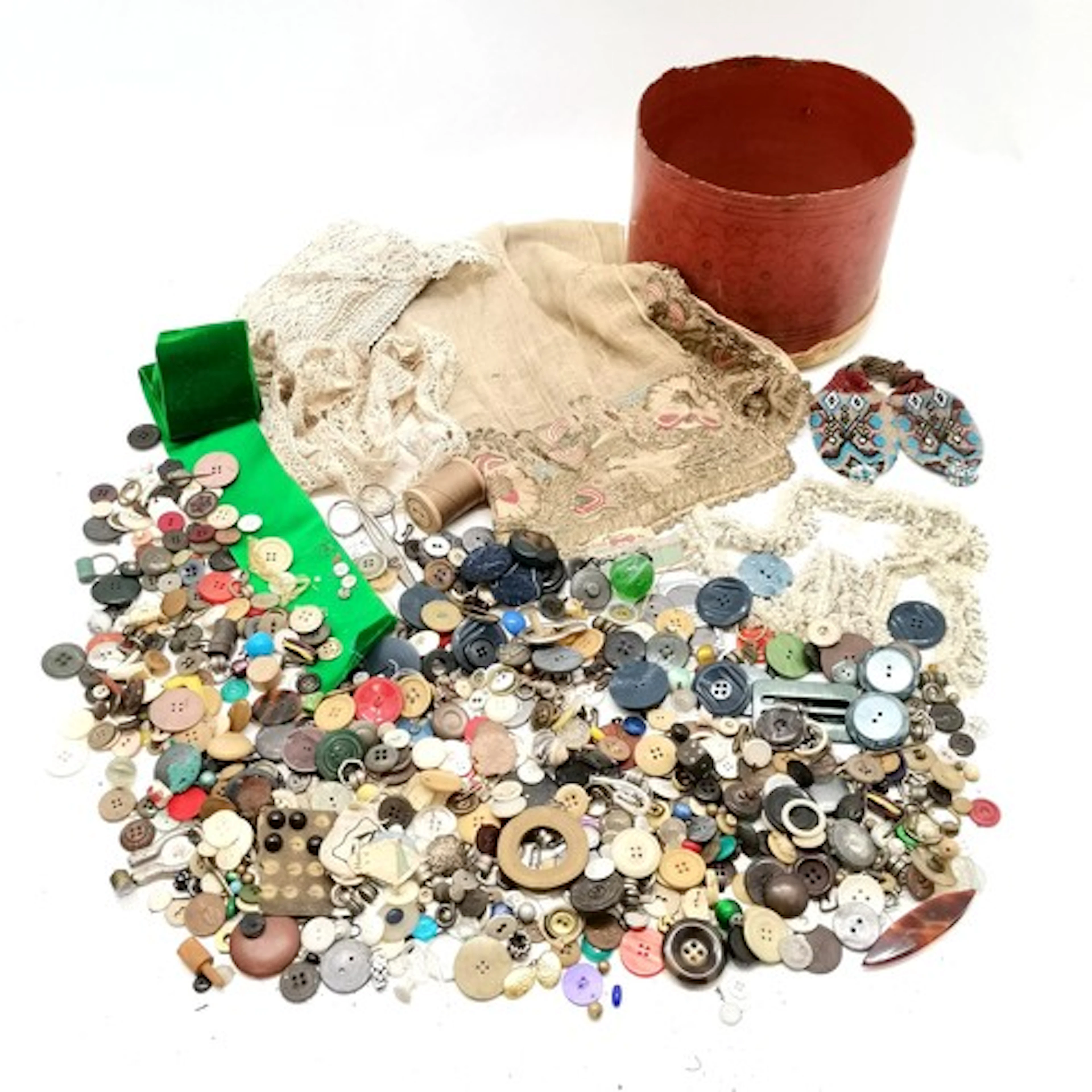 Quantity of antique and vintage buttons, beaded misers purse...