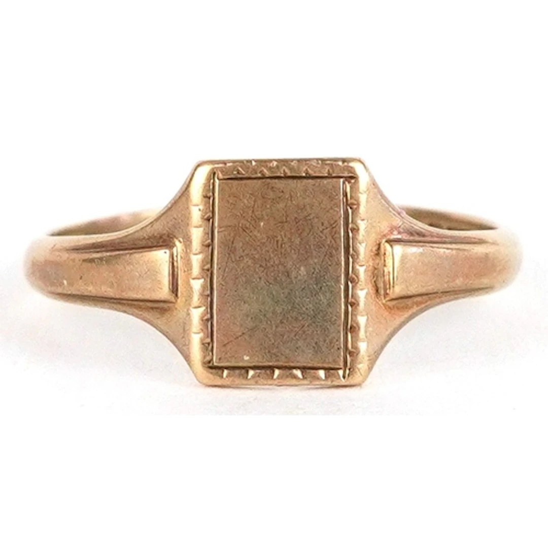 9ct gold unengraved signet ring, size P, 1.8g.