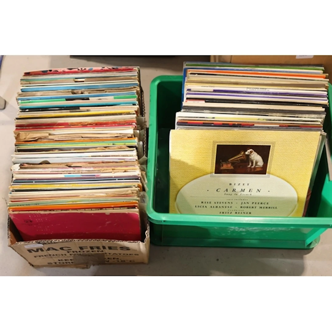 Box containing classical vinyl records and 10'' mixed vinyls...