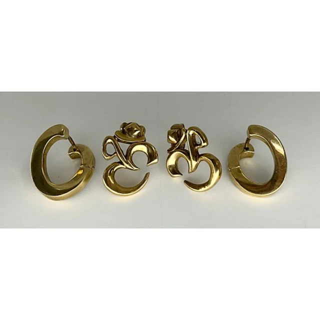 Earrings - a pair of 9ct gold Arabic script earrings, anothe...