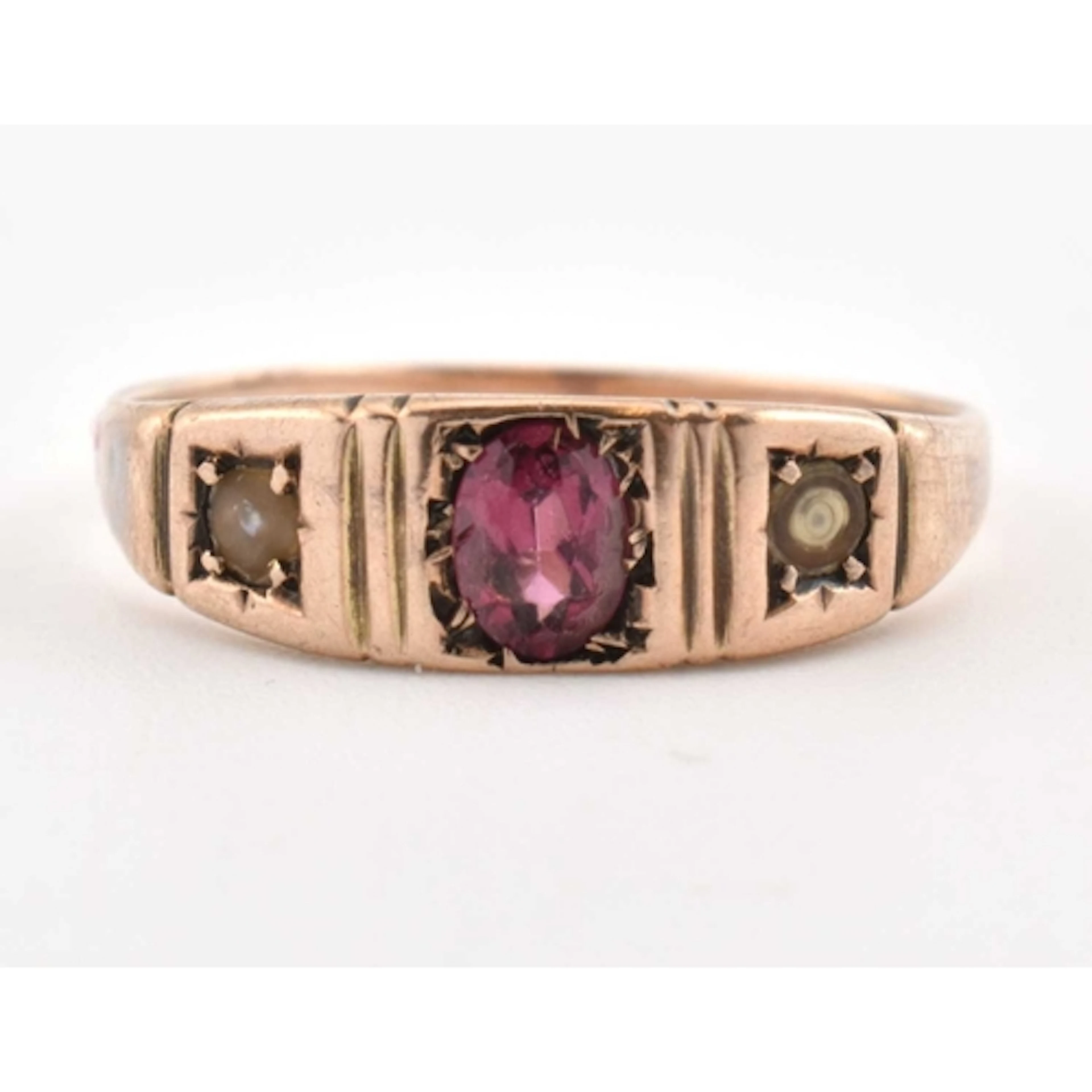 A 9ct gold, garnet and pearl ring. Single round garnet flank...