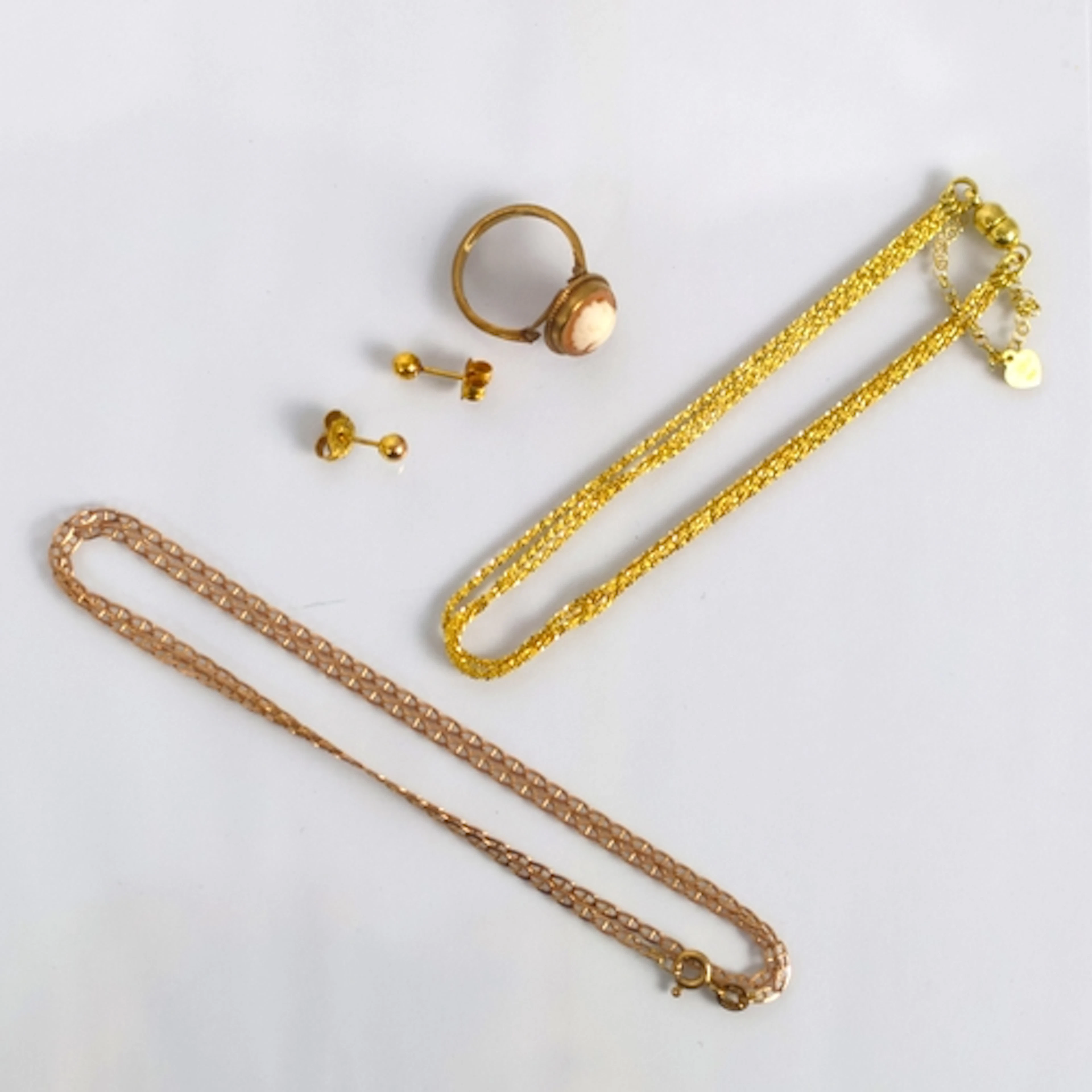 A selection of jewellery, including an Italian 9ct gold chai...