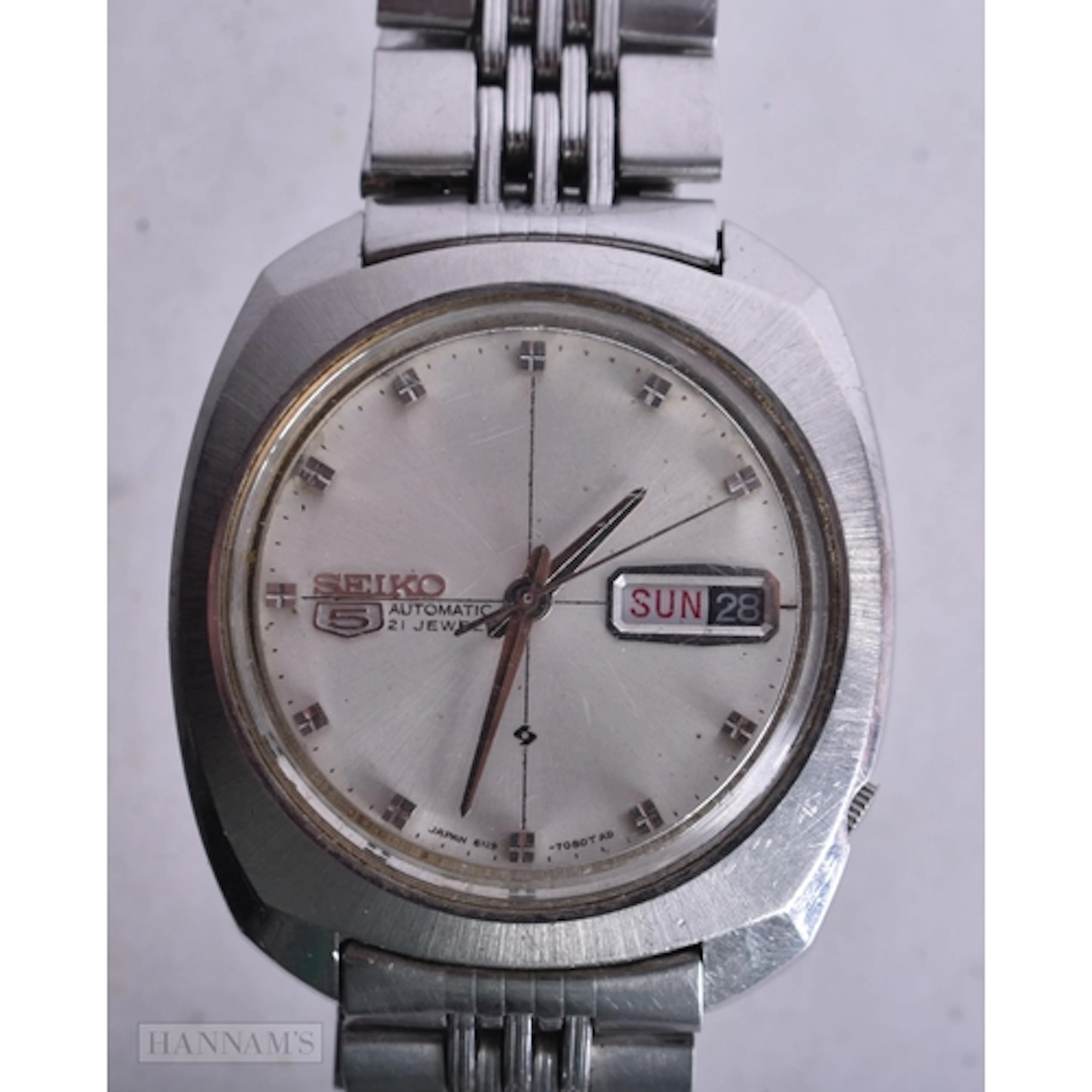 A SEIKO 5 WRIST WATCH. Running. 3.5 cm wide.