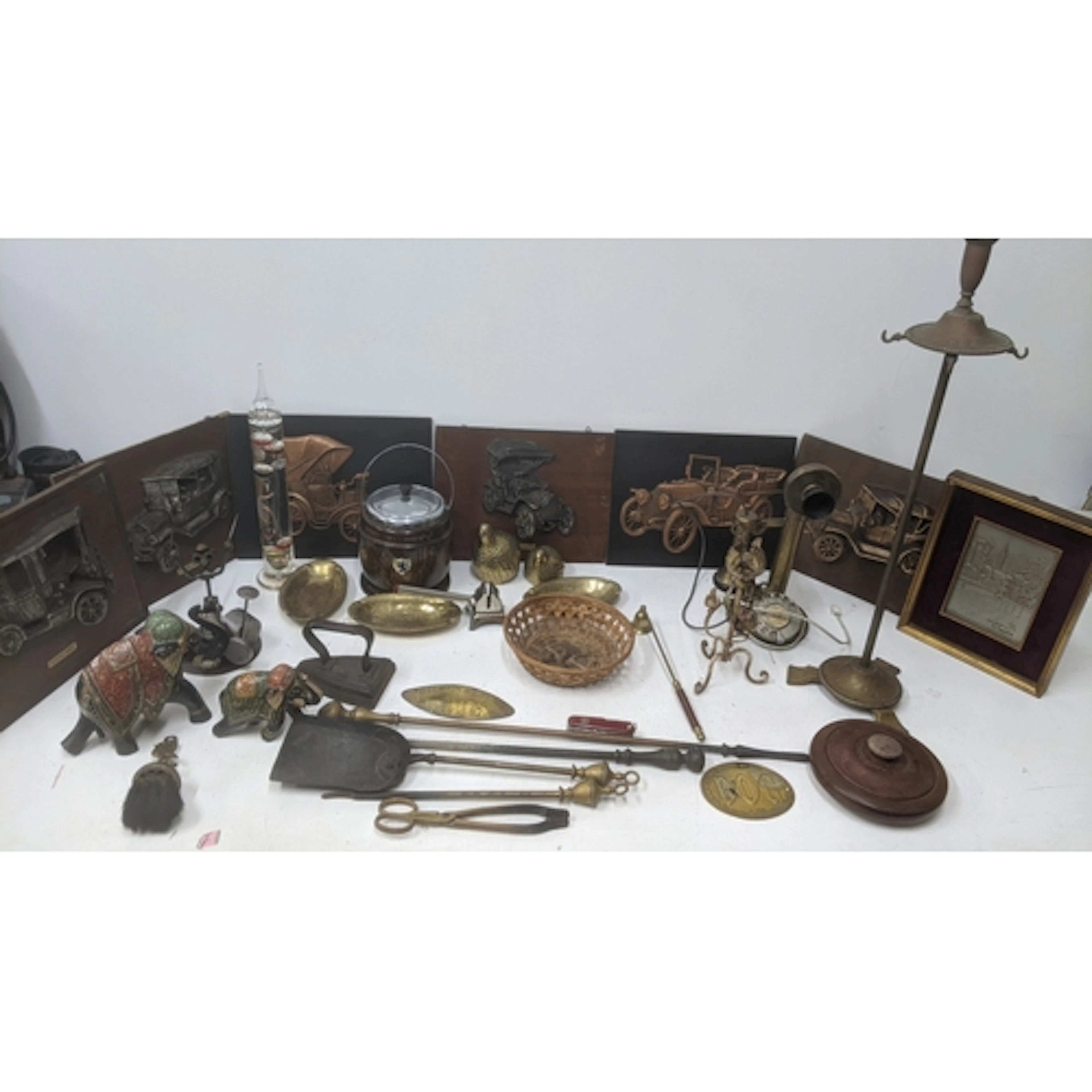 Collectables to include a Swiss Army penknife, car plaques, ...