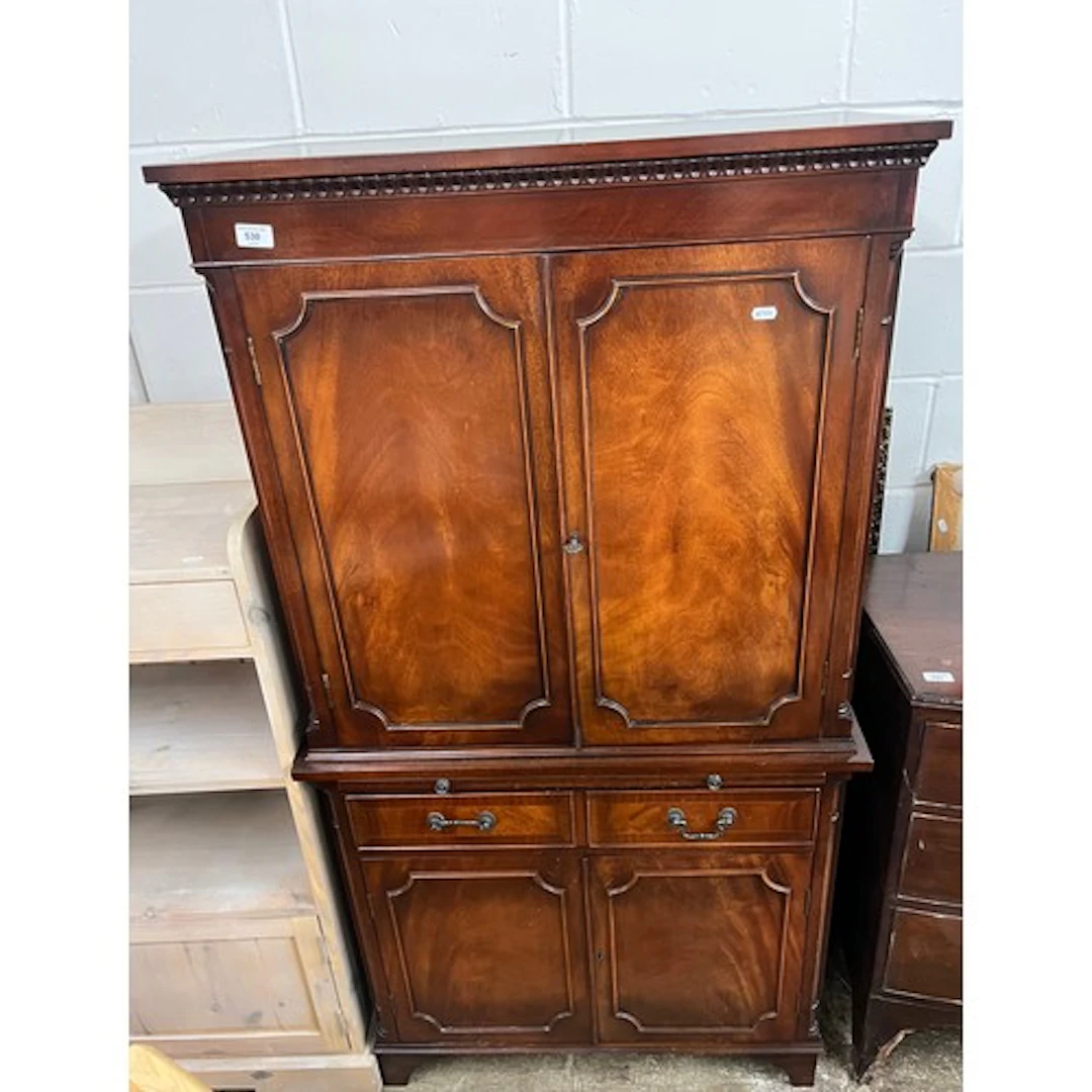 Reproduction mahogany cocktail cupboard, single frieze drawe...