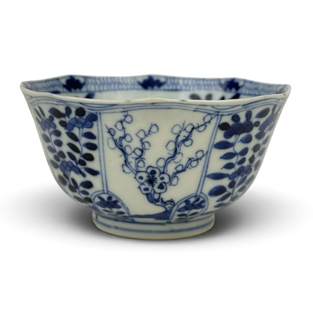 A CHINESE BLUE AND WHITE PORCELAIN OCTAGONAL BOWL, KANGXI MA...