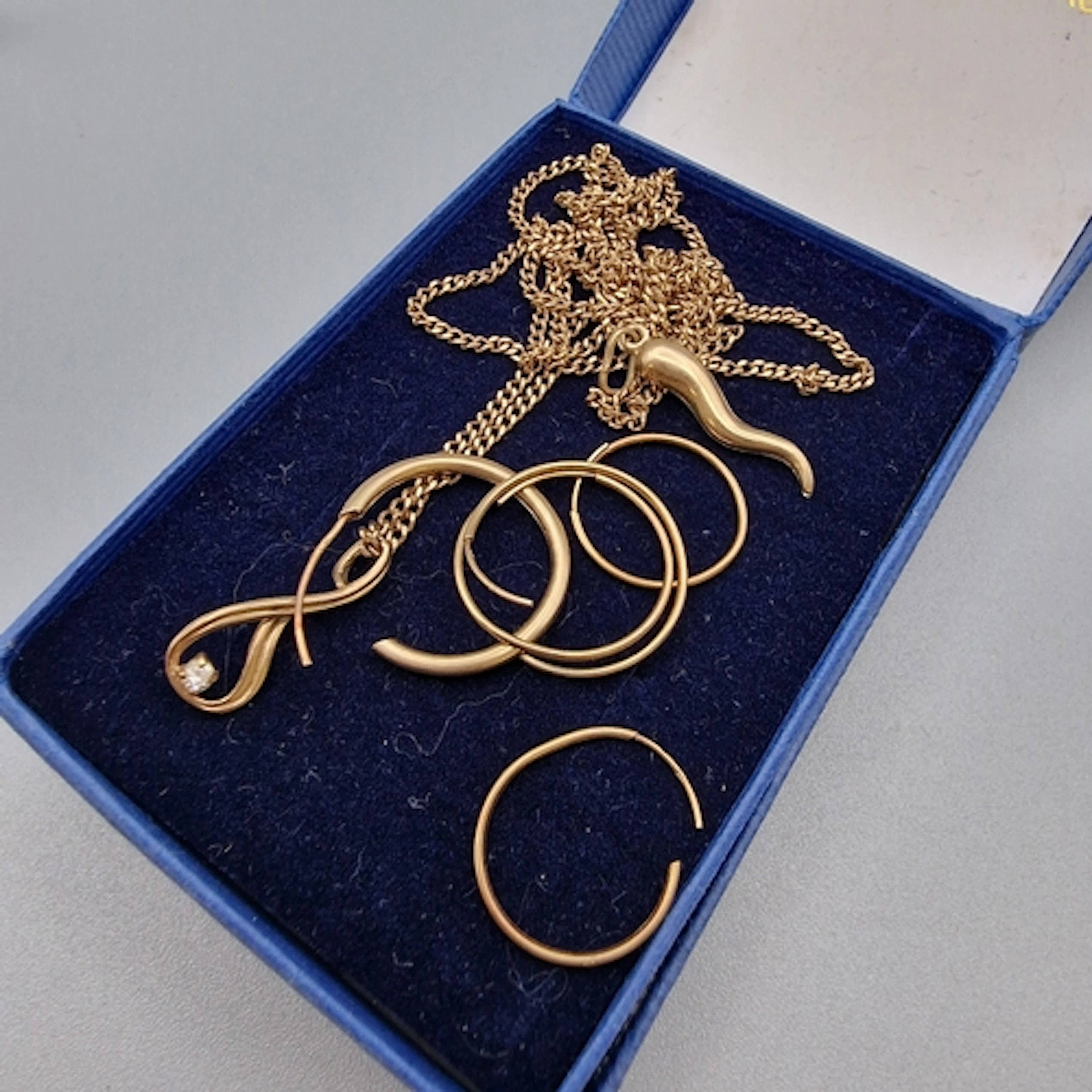 9ct gold chain and pendant, together with a collection of 9c...