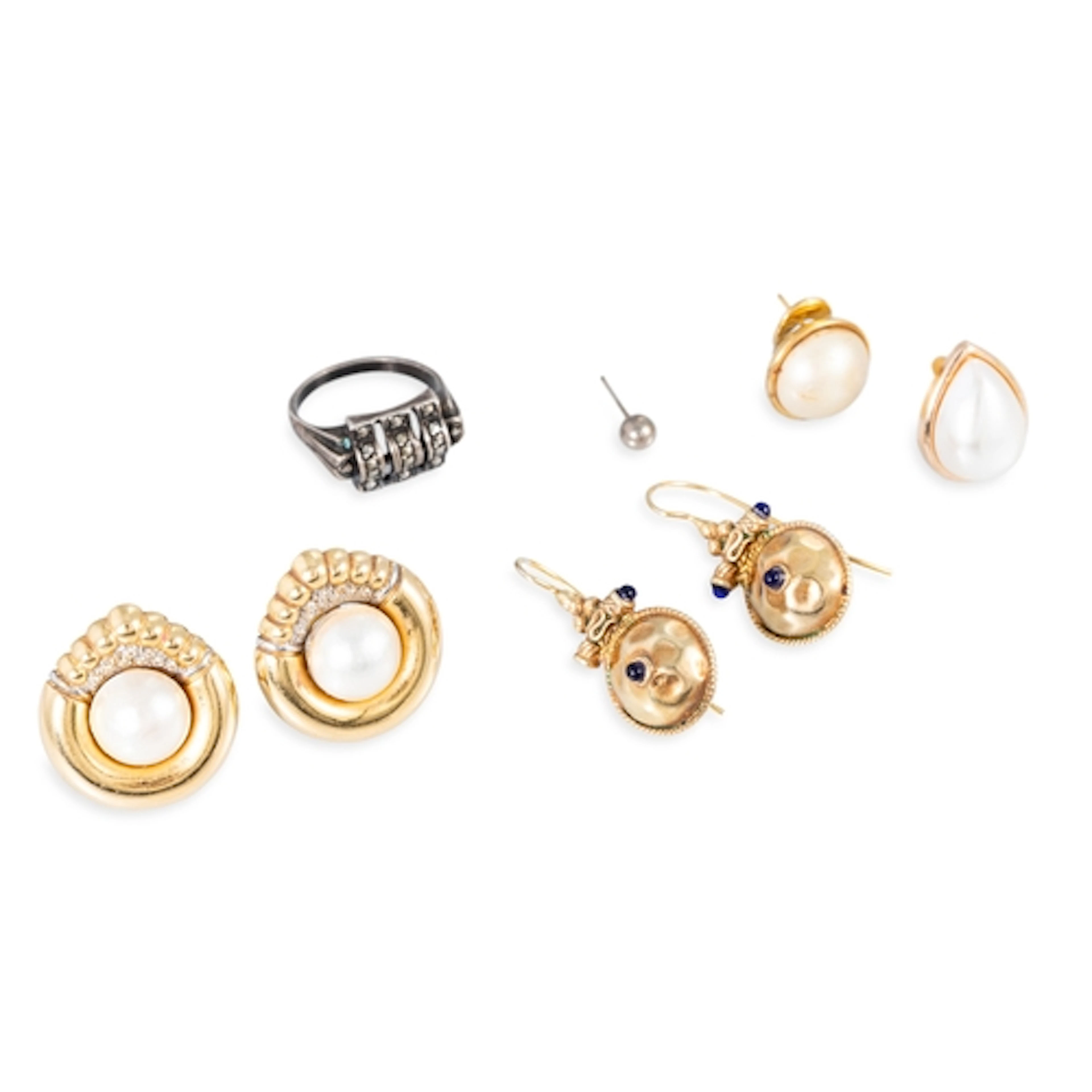 A COLLECTION OF VINTAGE JEWELLERY, to include rings, earring...