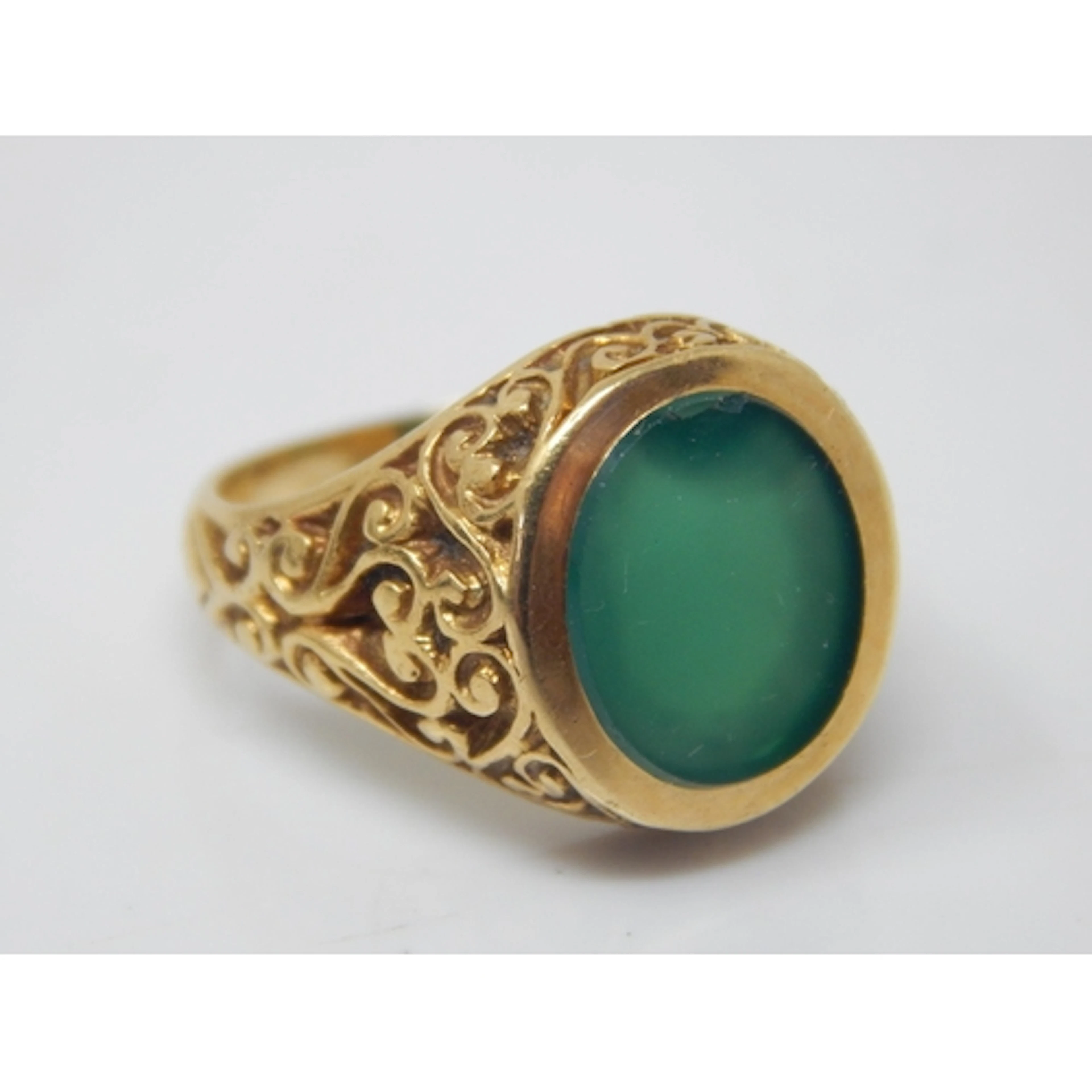 18ct Gold Chrysoprase Ring: Size I: Weight 8.48g