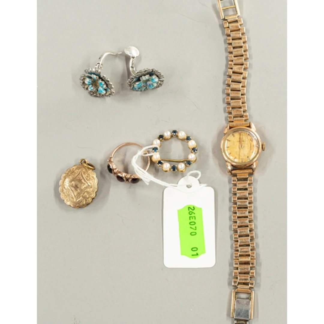 Jewellery: a ladies Omega wristwatch in gold plated case, wi...