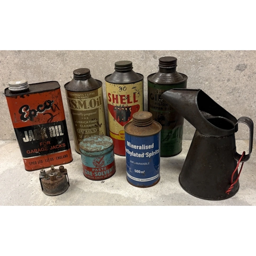 A collection of oil cans and a vintage pourer etc. Est. £20 ...