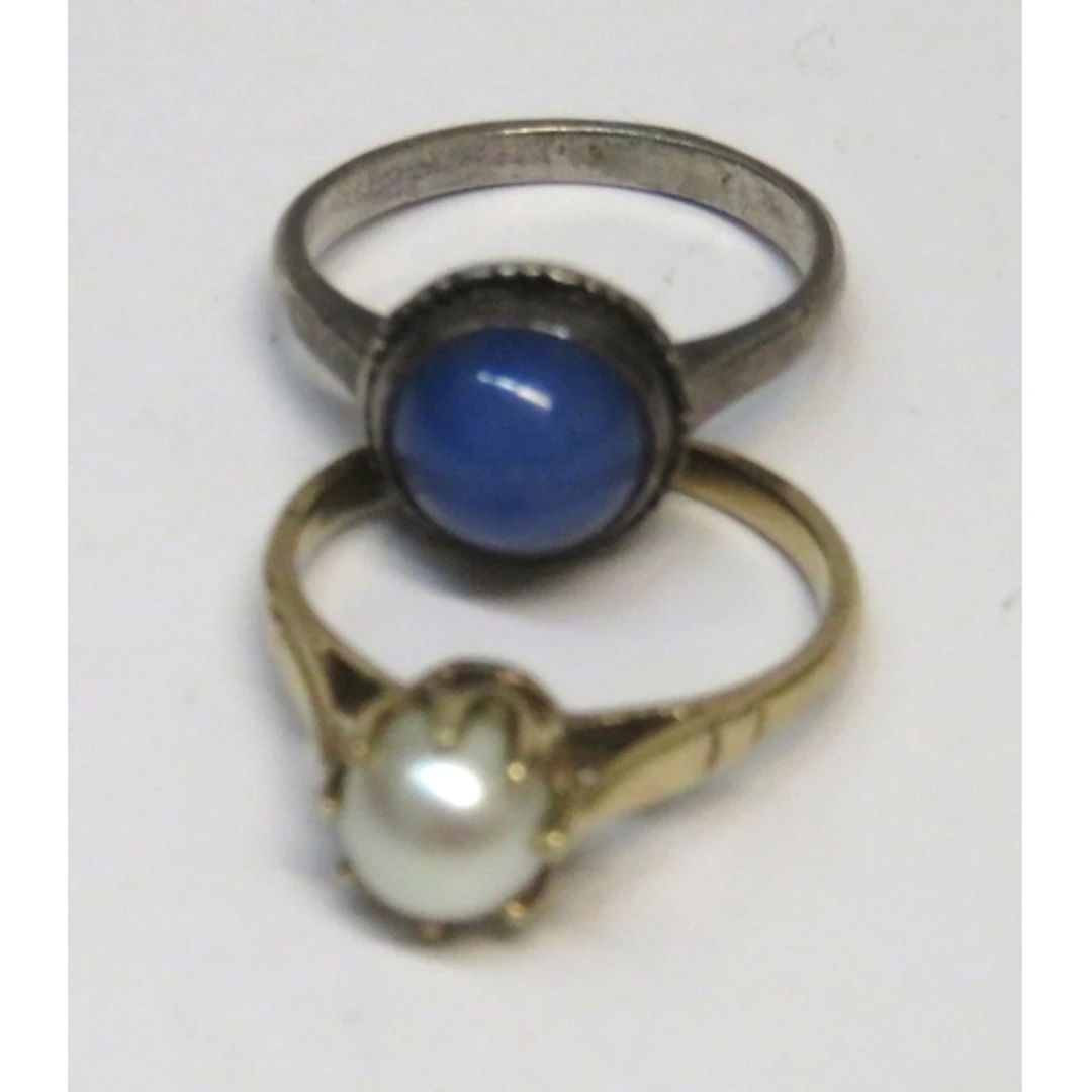 9ct Gold dress ring set with a single cultured pearl, size L...