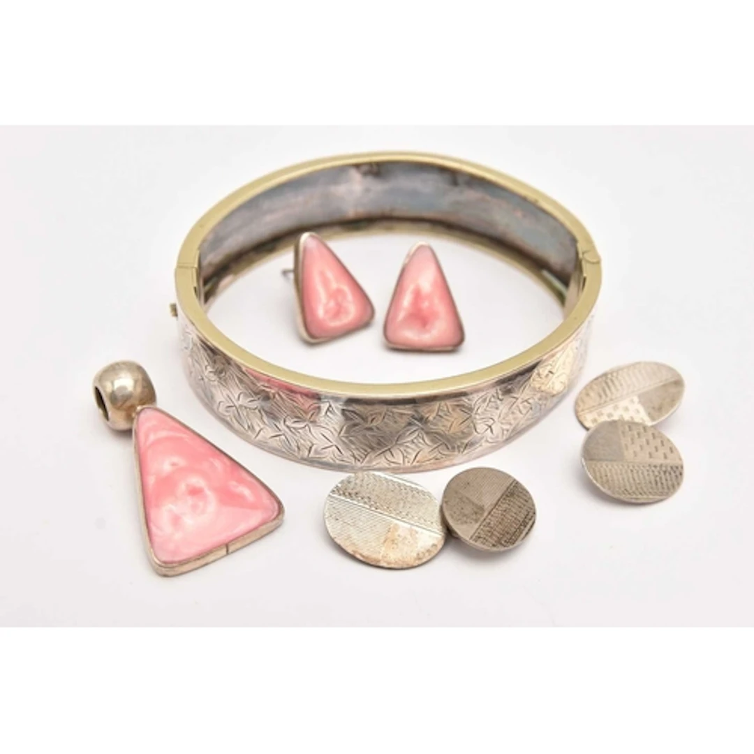 A SMALL ASSORTMENT OF JEWELLERY, to include a white metal hi...
