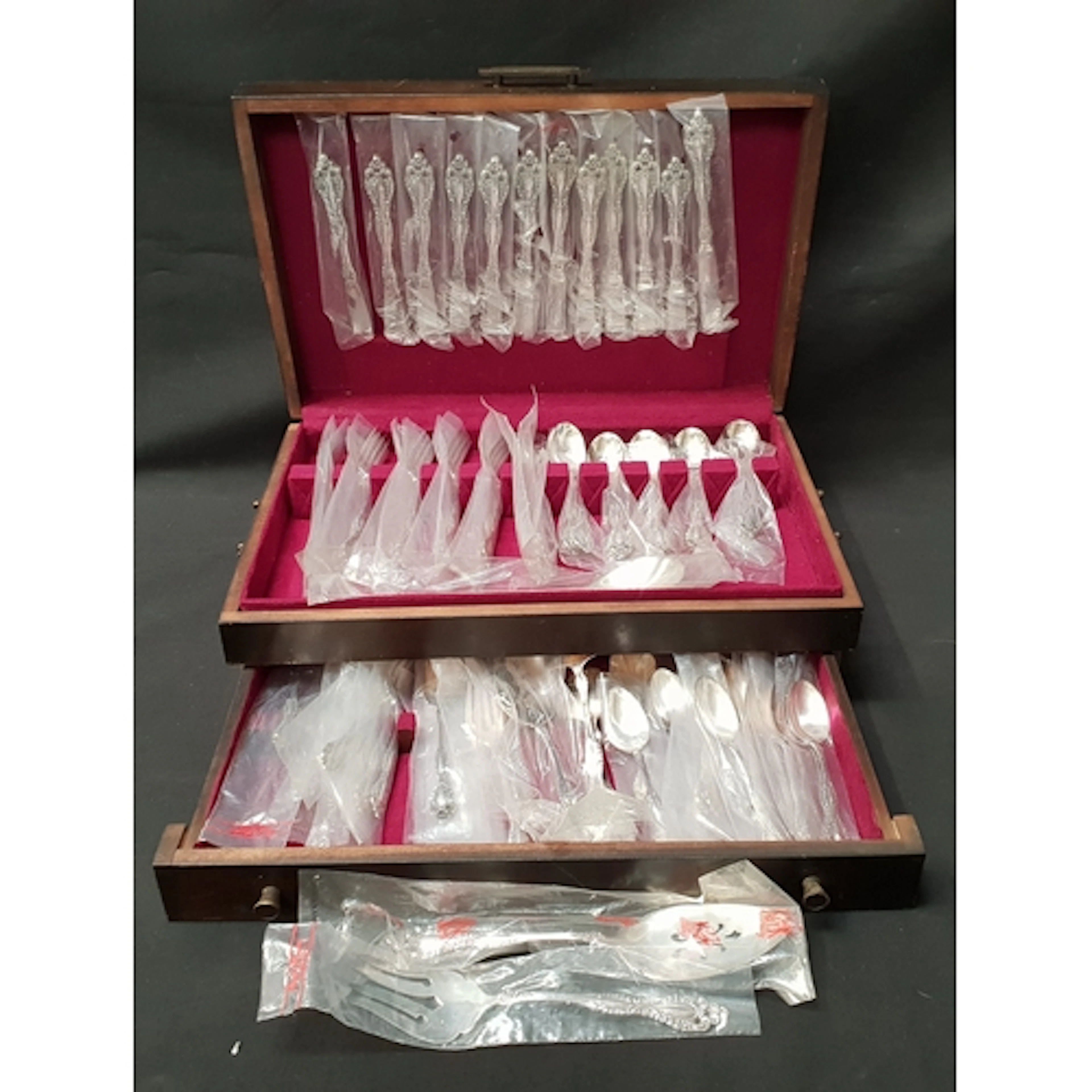 ONEIDA SILVER PLATED CANTEEN OF CUTLERY the twelve place set...