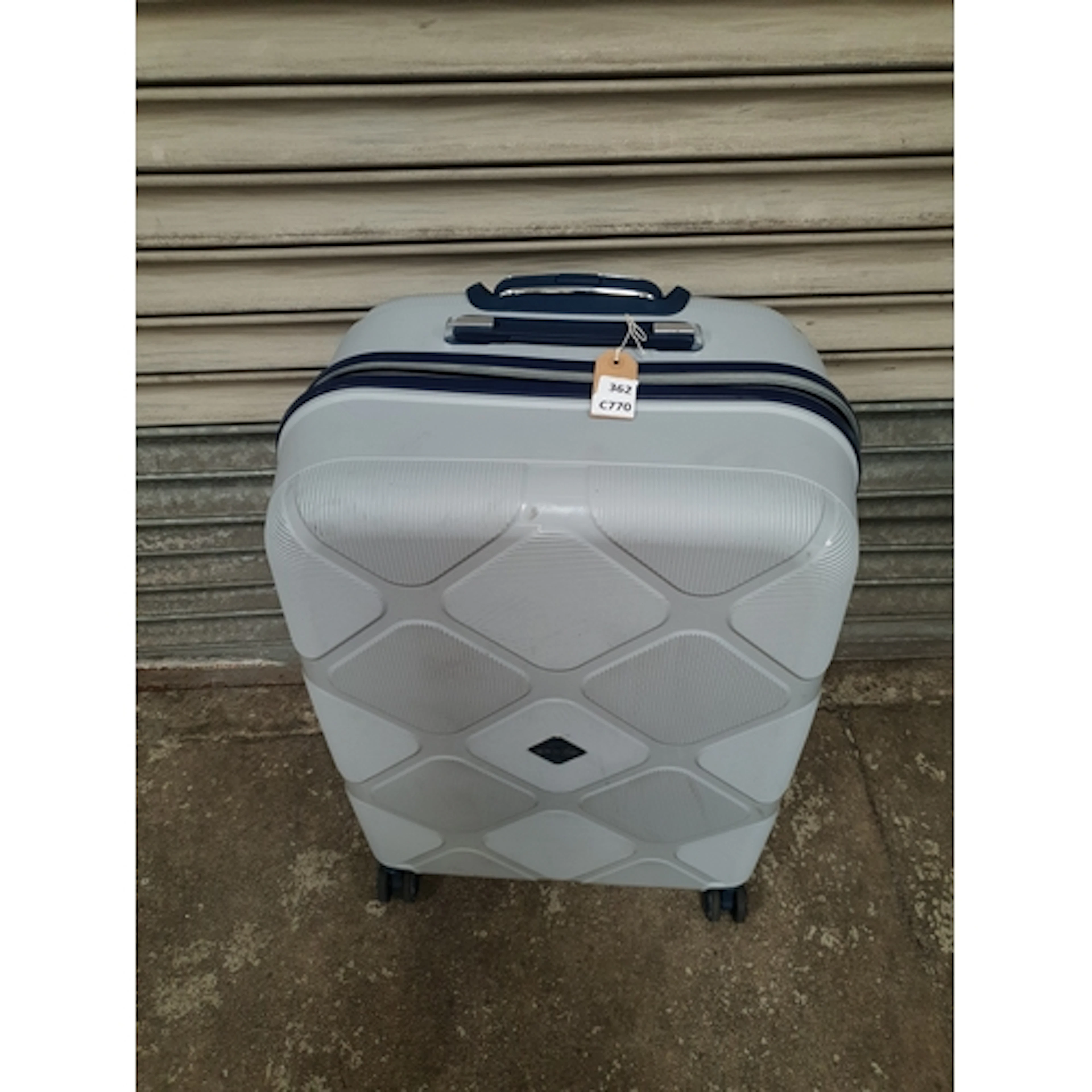 ONE GEDOX LUGGAGE SUITCASE Note: Suitcases and bags are empt...
