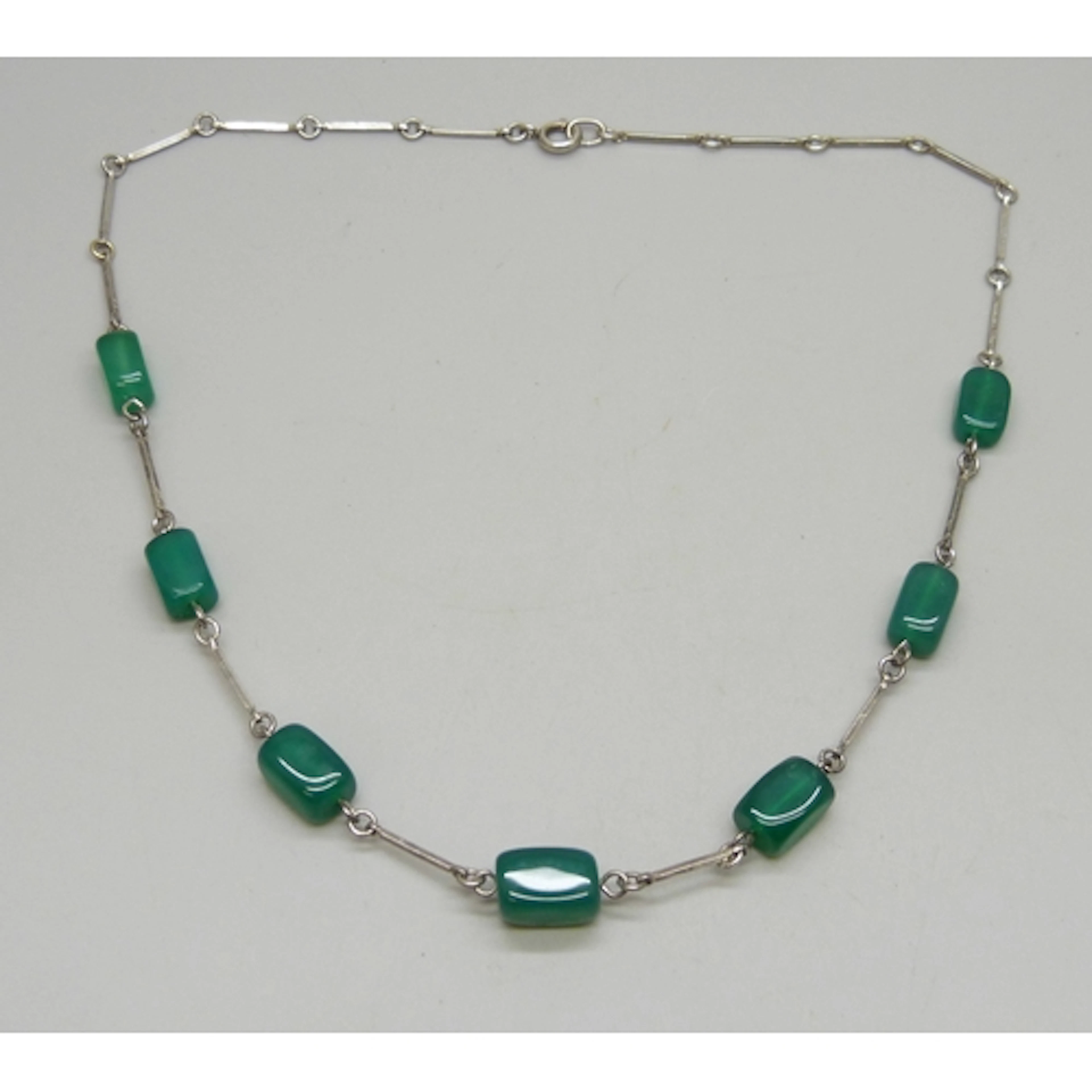 A vintage silver and chrysoprase necklace, 44cm, 16g